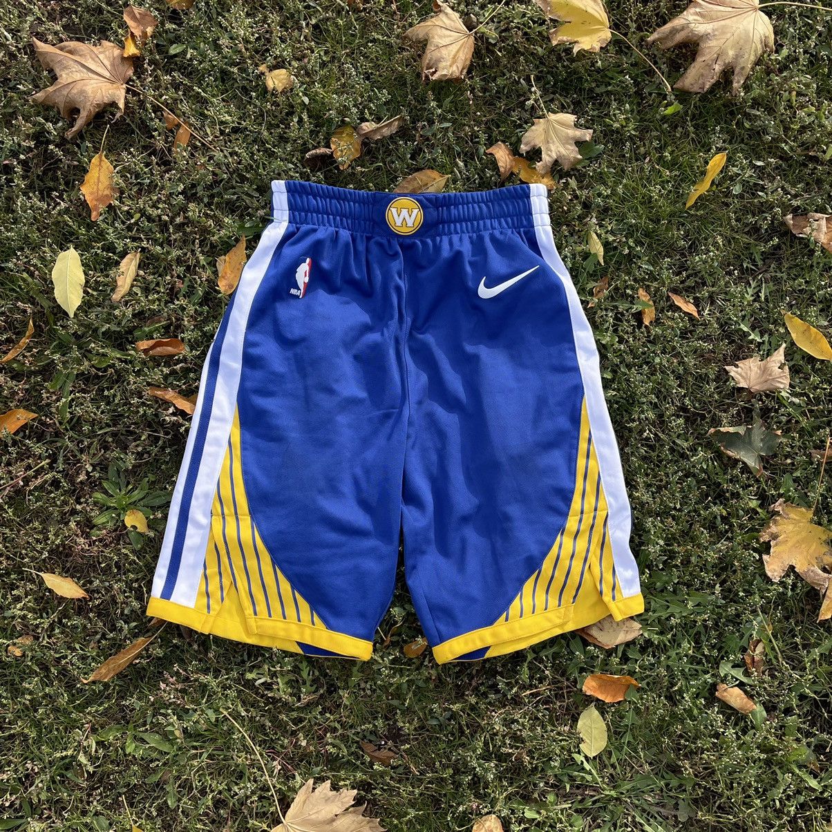 Vintage Vintage 90s Nike Basketball Shorts Swoosh Logo Streetwear 30 Size US 30 / EU 46 - 1 Thumbnail