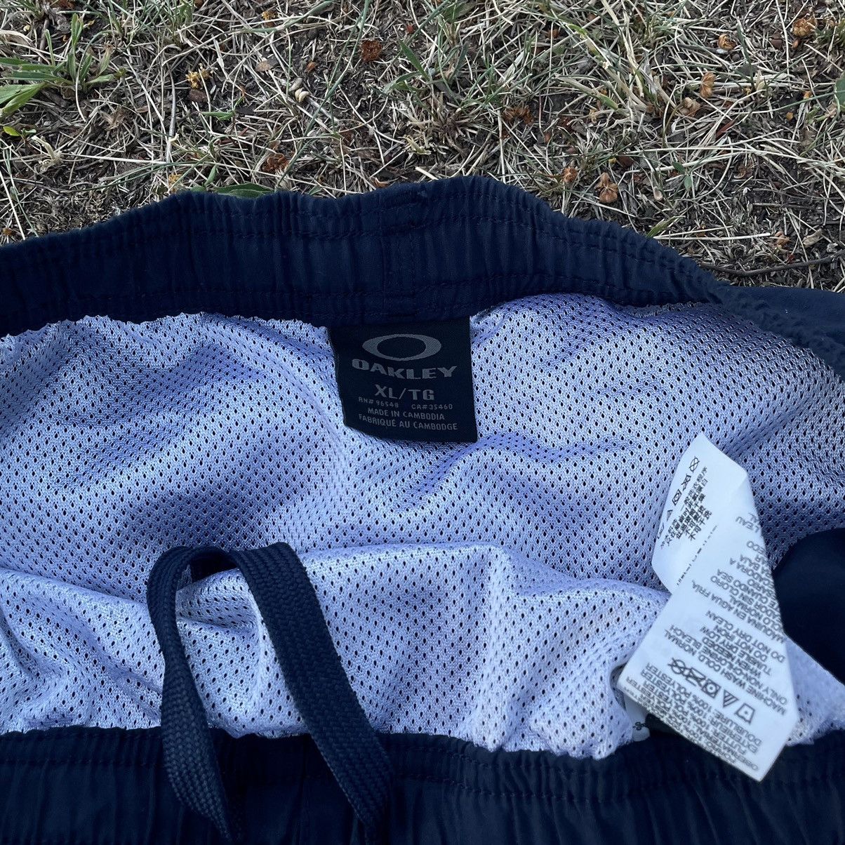 Vintage Vintage Y2K Oakley Baggy Shorts Skate Streetwear Navy 34 Size US 34 / EU 50 - 6 Thumbnail