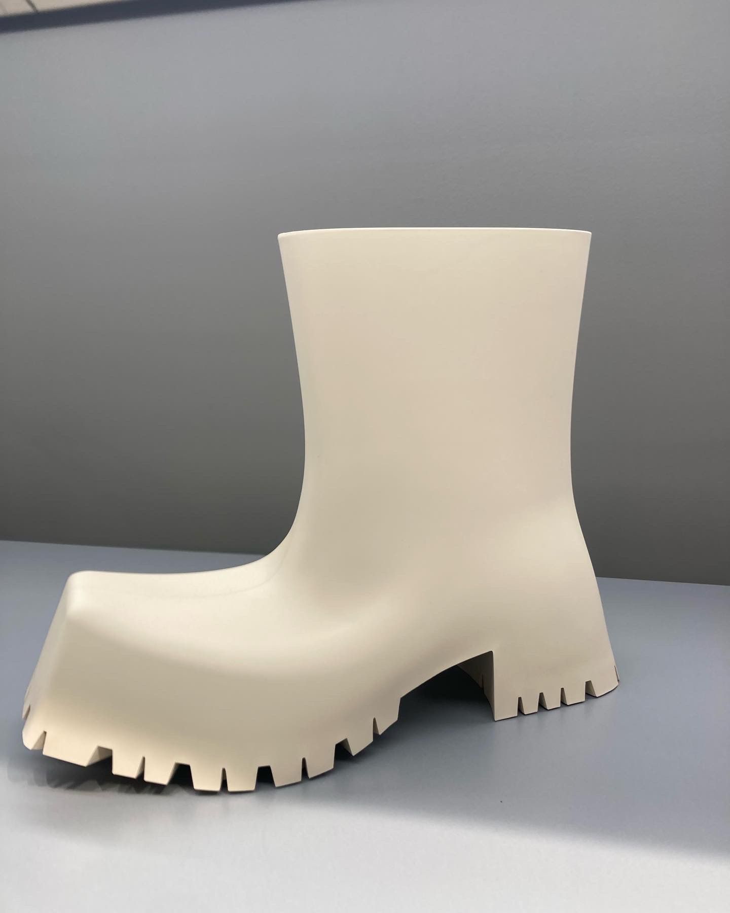 Pre-owned Balenciaga O1w1db10523 Trooper Rubber Boots In Beige