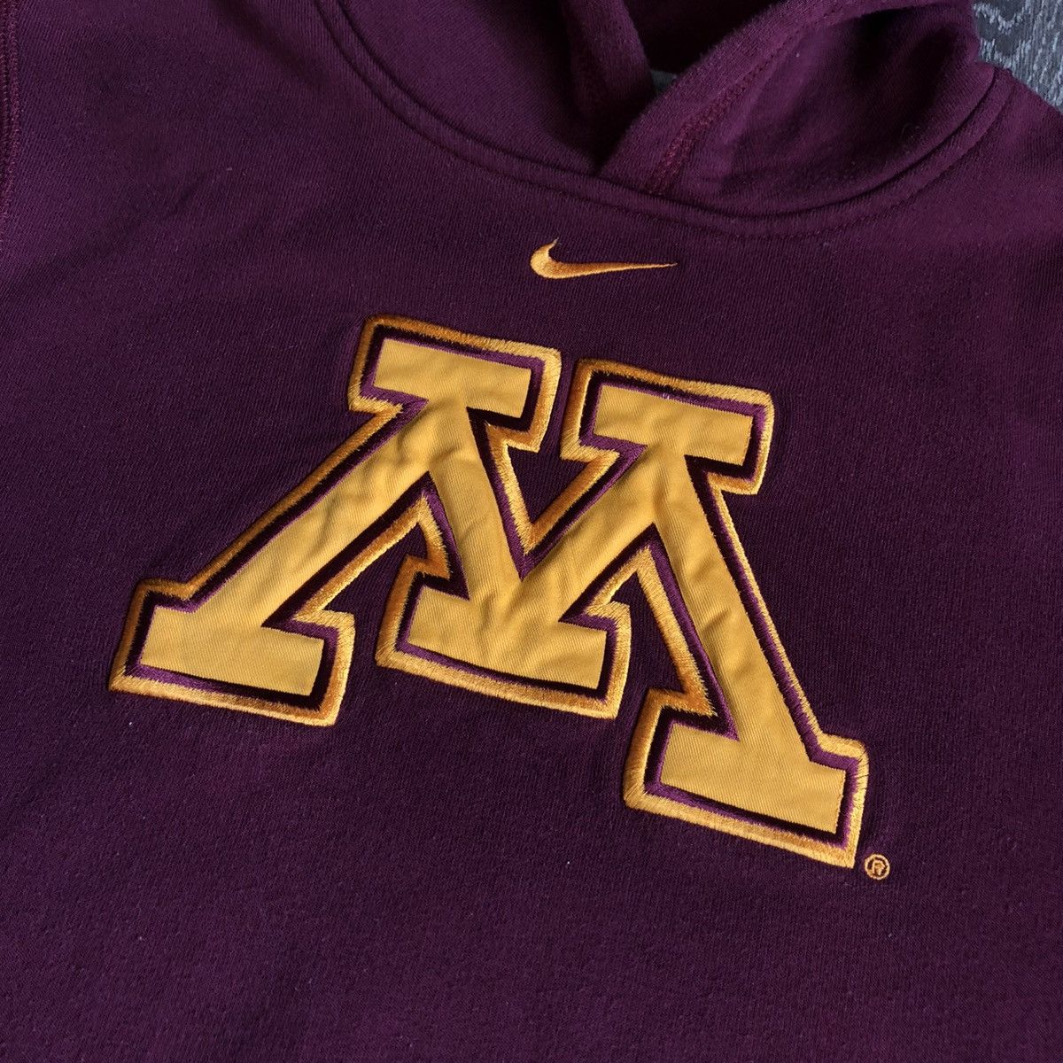 Nike Vintage 00s Nike Minnesota Twin Cities Center Swoosh Hoodie Size US S / EU 44-46 / 1 - 3 Thumbnail