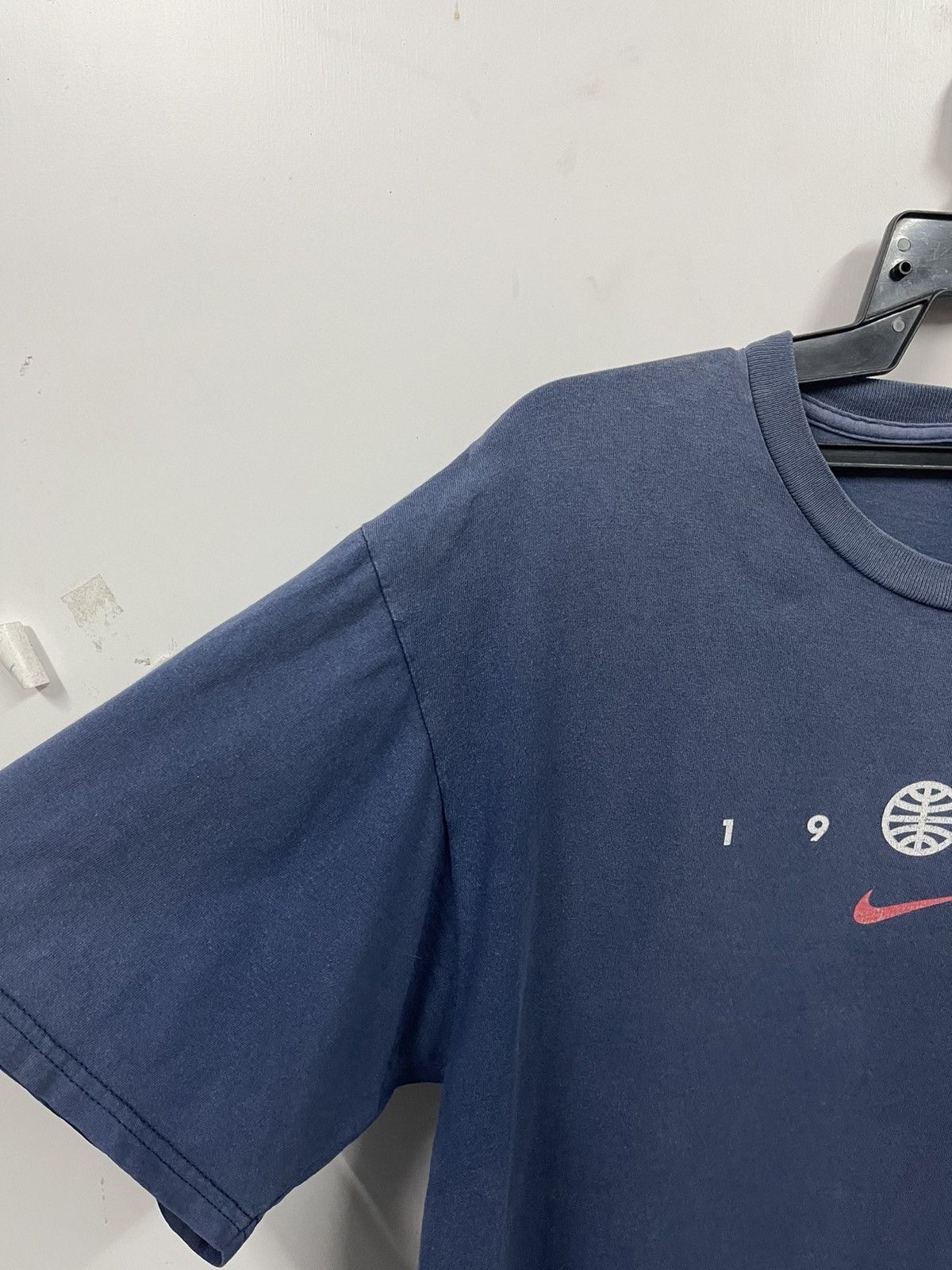 Nike × Vintage Vintage 1996 Nike Court Big Logo Faded Tshirt 90s Size US L / EU 52-54 / 3 - 9 Thumbnail
