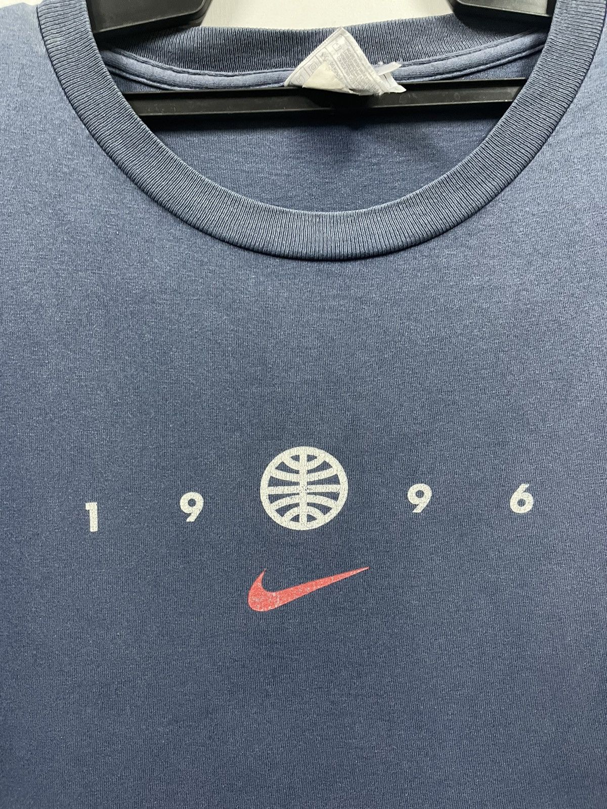Nike × Vintage Vintage 1996 Nike Court Big Logo Faded Tshirt 90s Size US L / EU 52-54 / 3 - 4 Thumbnail
