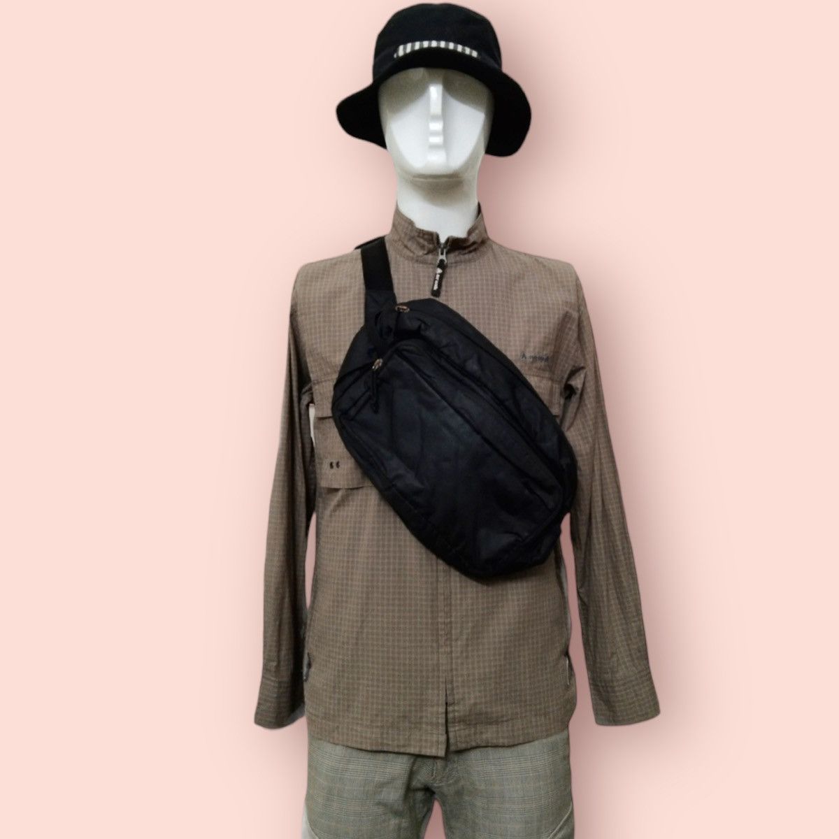 Japanese Brand × Jun Takahashi × Uniqlo UNIQLO BODYBAG LIMITED EDITION (BLACK) Size ONE SIZE - 14 Thumbnail