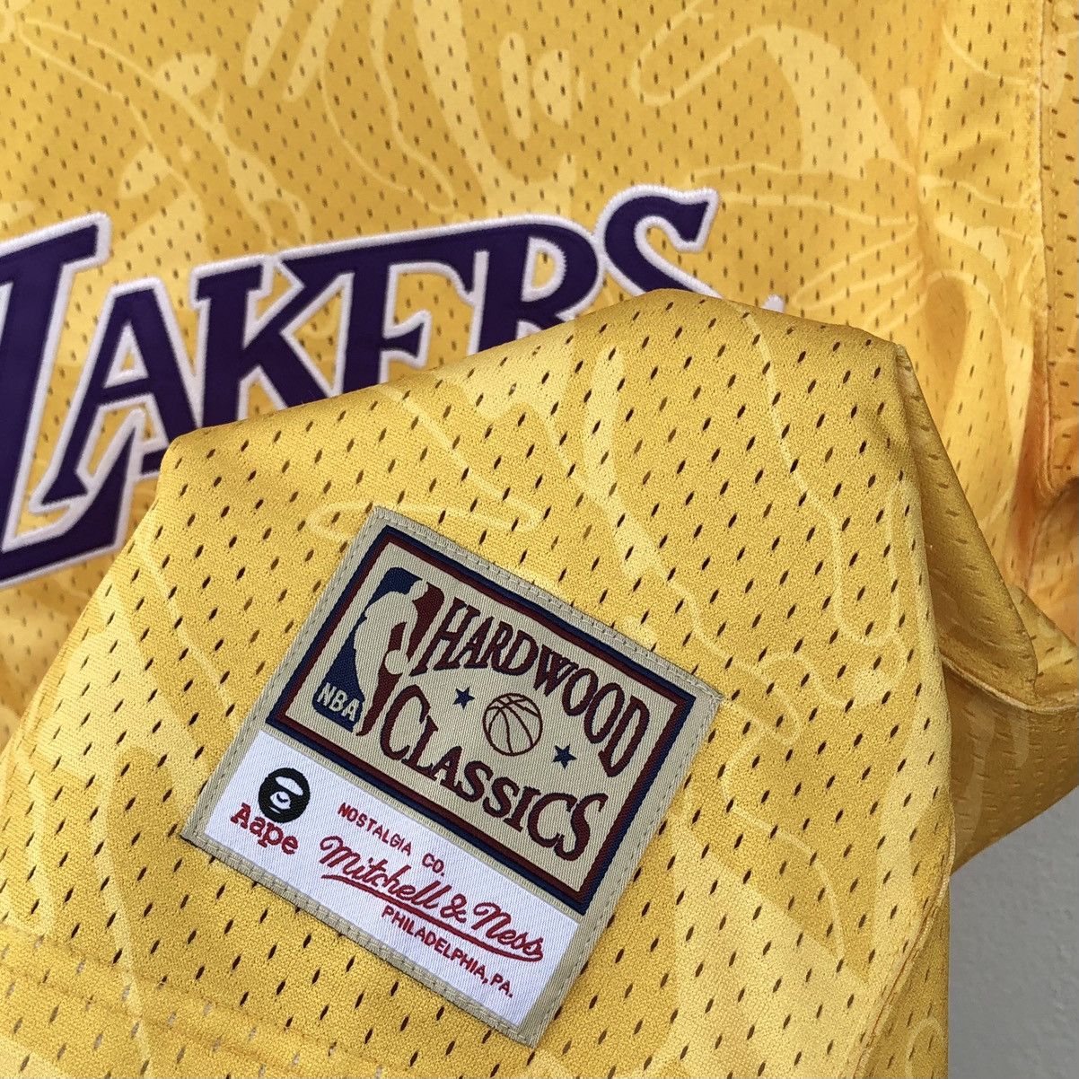 Aape AAPE BY A BATHING APE X Mitchell&Ness NBA LAKERS Tee Size US M / EU 48-50 / 2 - 12 Thumbnail