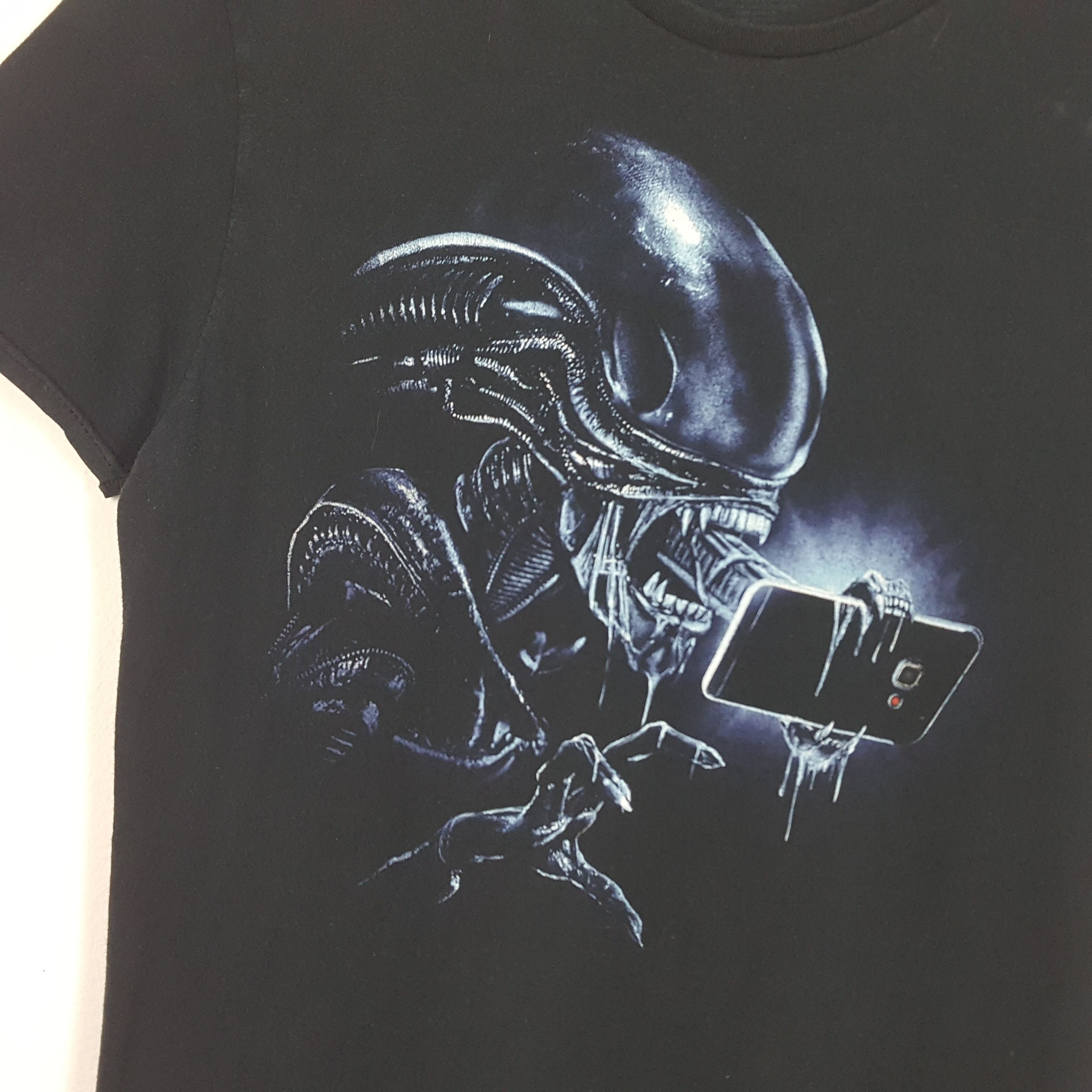 Vintage Vintage Alien X iPhone Parody Horror Movie T-shirt Size US L / EU 52-54 / 3 - 4 Thumbnail