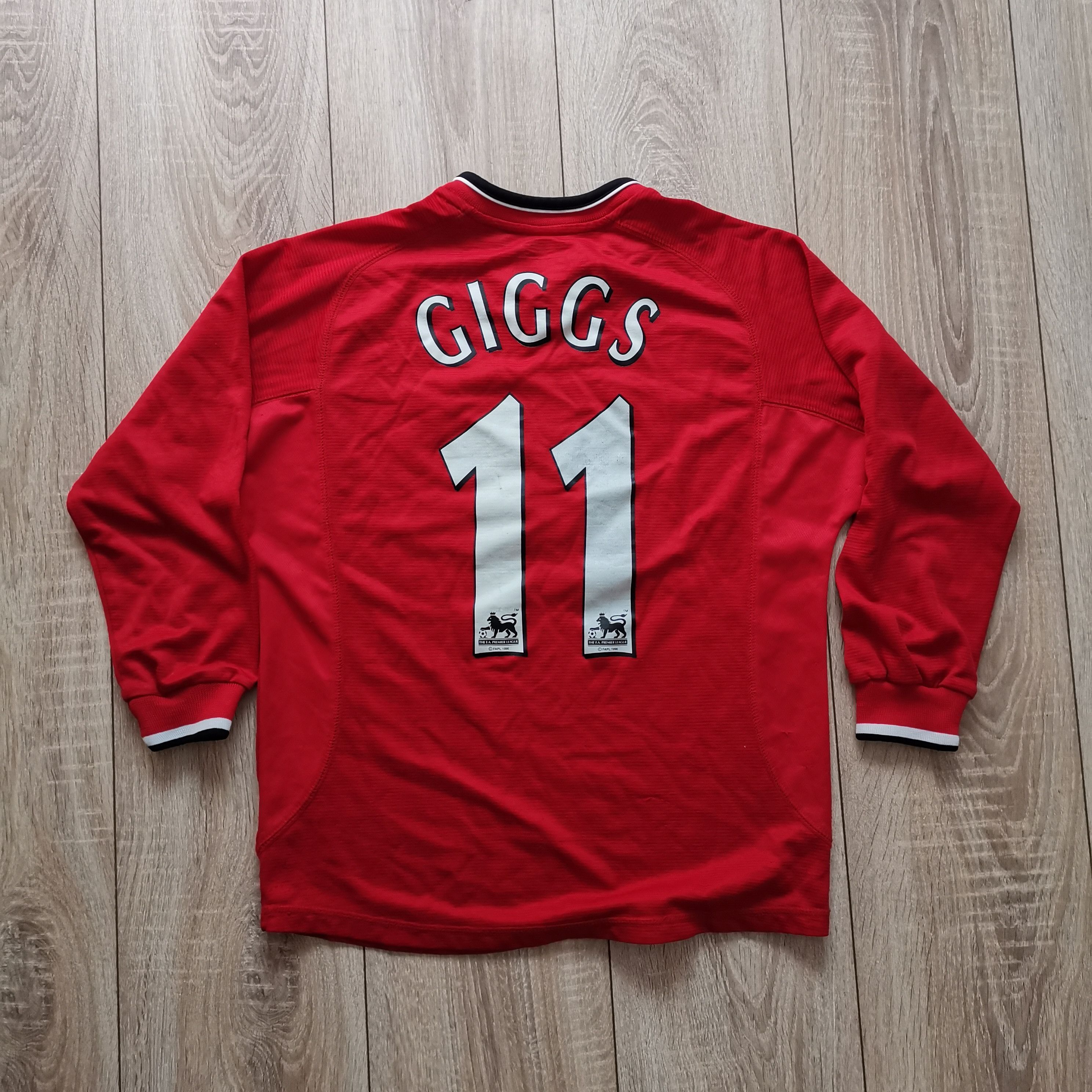 Umbro Umbro Manchester united 2000 2002 #11 Ryan Giggs longsleeve Size US XXS / EU 40 - 2 Thumbnail
