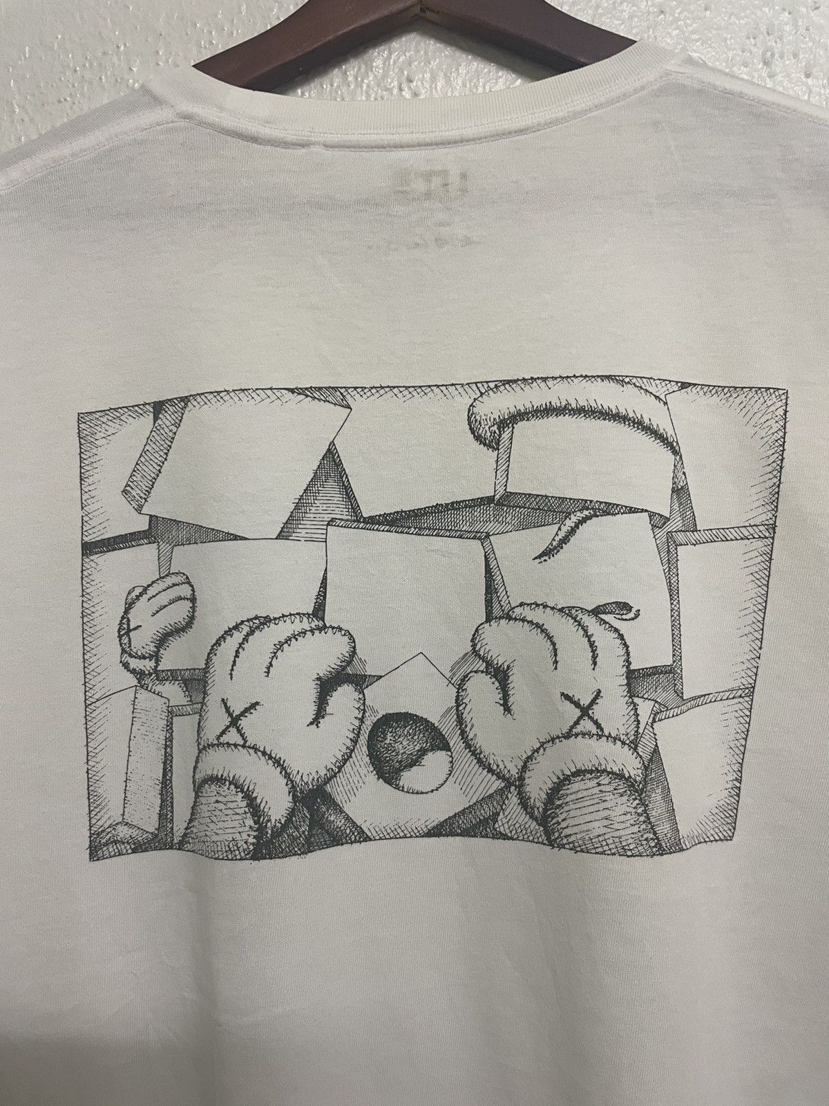 Kaws × Uniqlo Kaws X Uniqlo Tee Size US XL / EU 56 / 4 - 2 Thumbnail