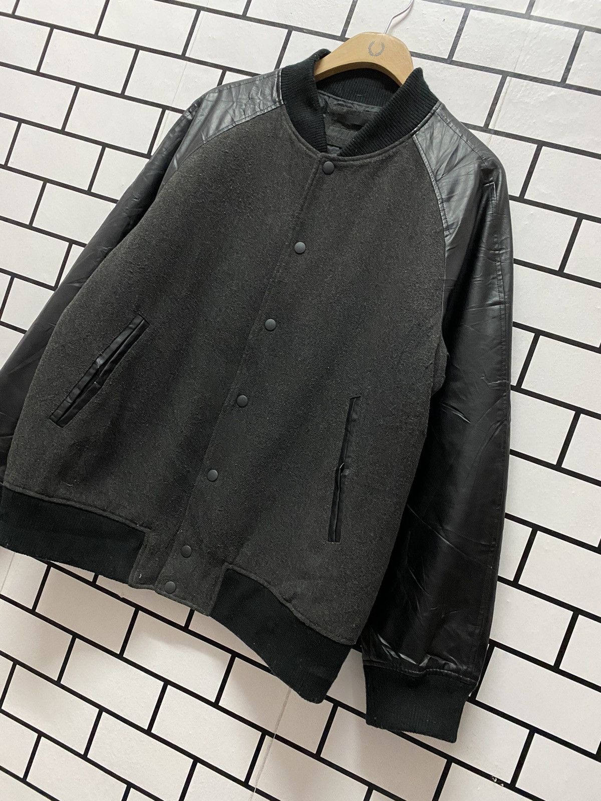 Japanese Brand × Uniqlo Vintage Uniqlo Varsity Jacket Faux Leather Varsity Jacket Size US L / EU 52-54 / 3 - 3 Thumbnail