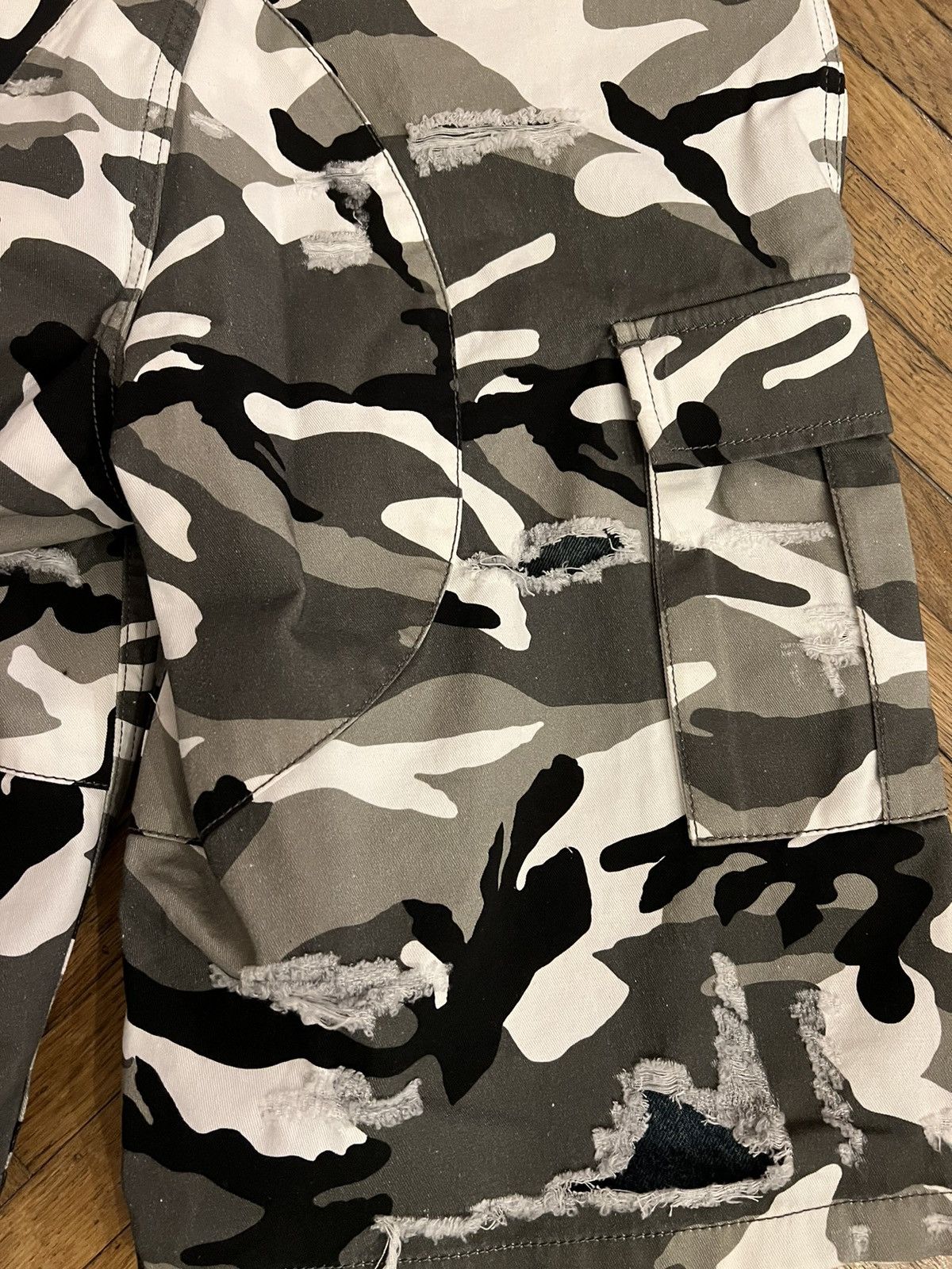 Balenciaga Balenciaga Fall 2021 Trompe-L'Oeil Camo Shorts Size US 30 / EU 46 - 11 Thumbnail
