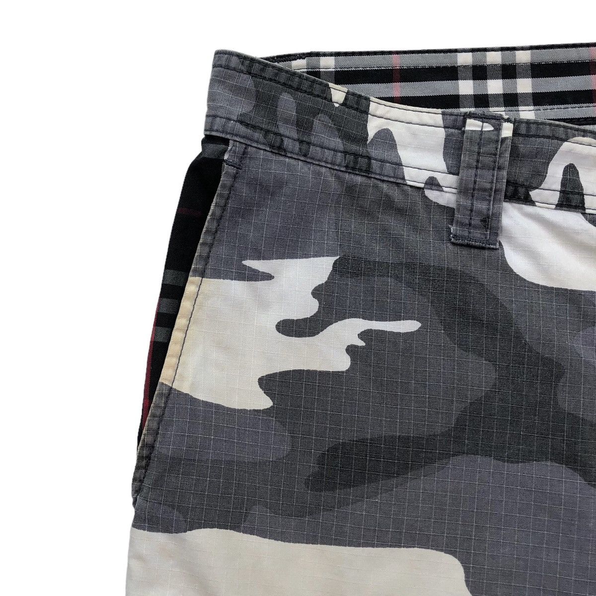 Burberry Burberry Black Label Distressed Camouflage Cargo Short Pants Size US 32 / EU 48 - 2 Thumbnail