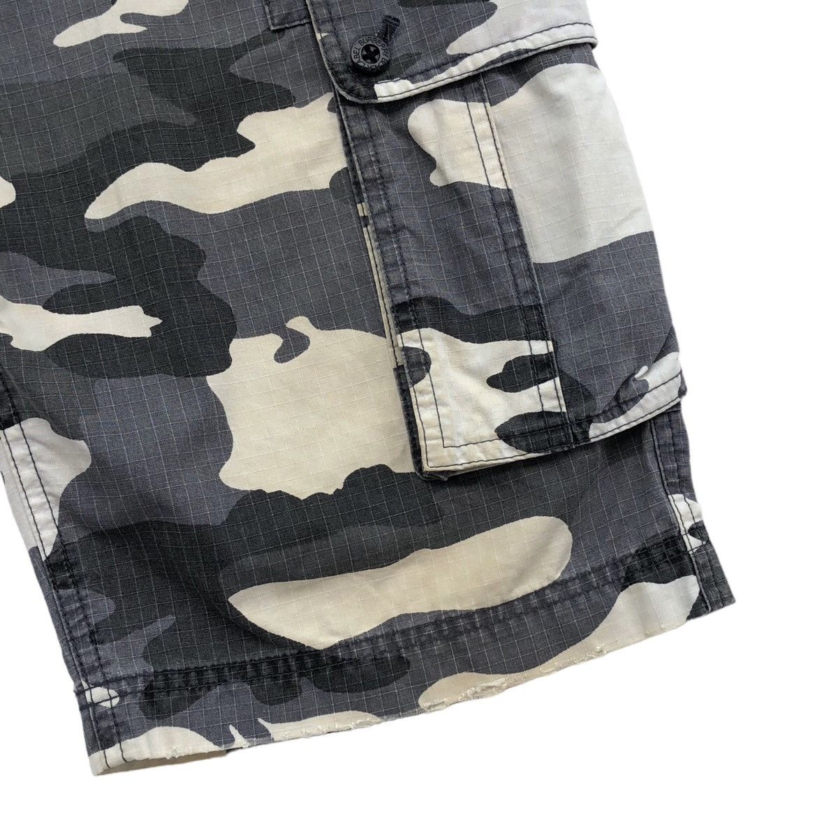 Burberry Burberry Black Label Distressed Camouflage Cargo Short Pants Size US 32 / EU 48 - 4 Thumbnail