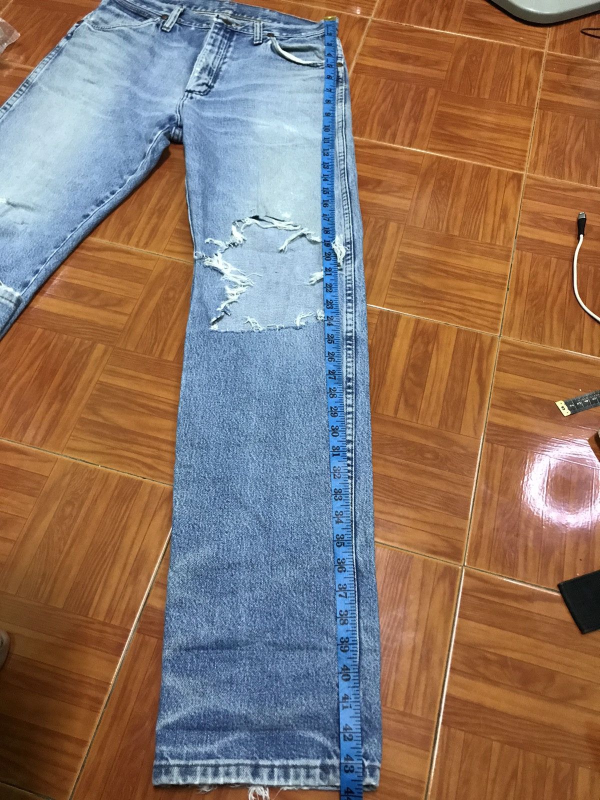 Wrangler “Vintage Distressed Blue Jeans – Heavy Wear & Tear,l Size US 30 / EU 46 - 11 Thumbnail
