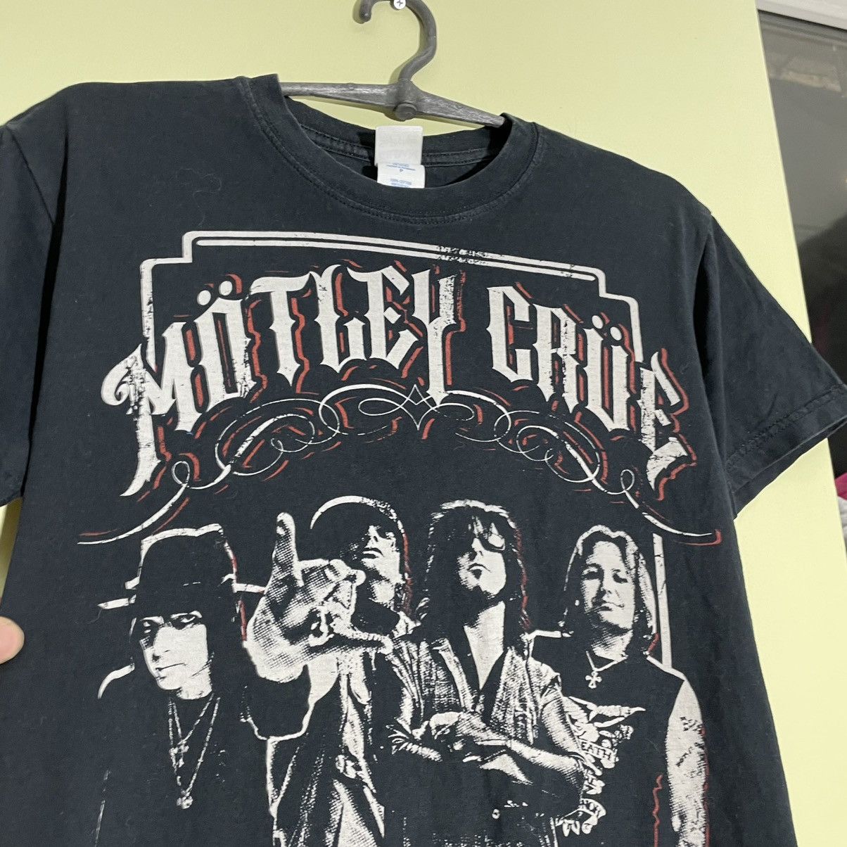 Vintage Vintage Y2K Motley Crue Band Tee Graphic Grunge Thrashed S Size US S / EU 44-46 / 1 - 6 Thumbnail