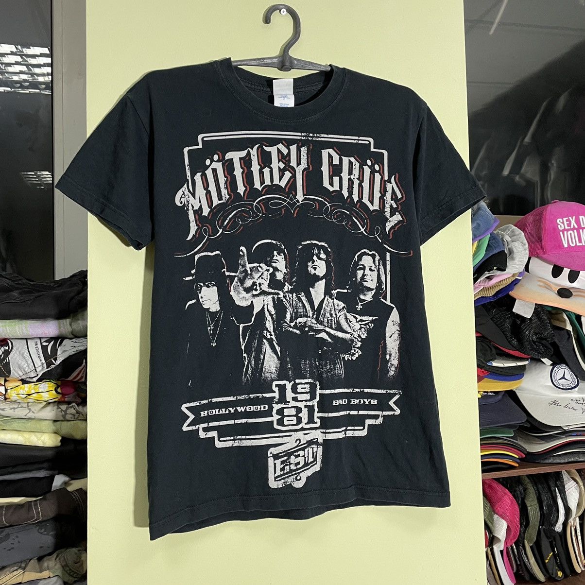 Vintage Vintage Y2K Motley Crue Band Tee Graphic Grunge Thrashed S Size US S / EU 44-46 / 1 - 3 Thumbnail