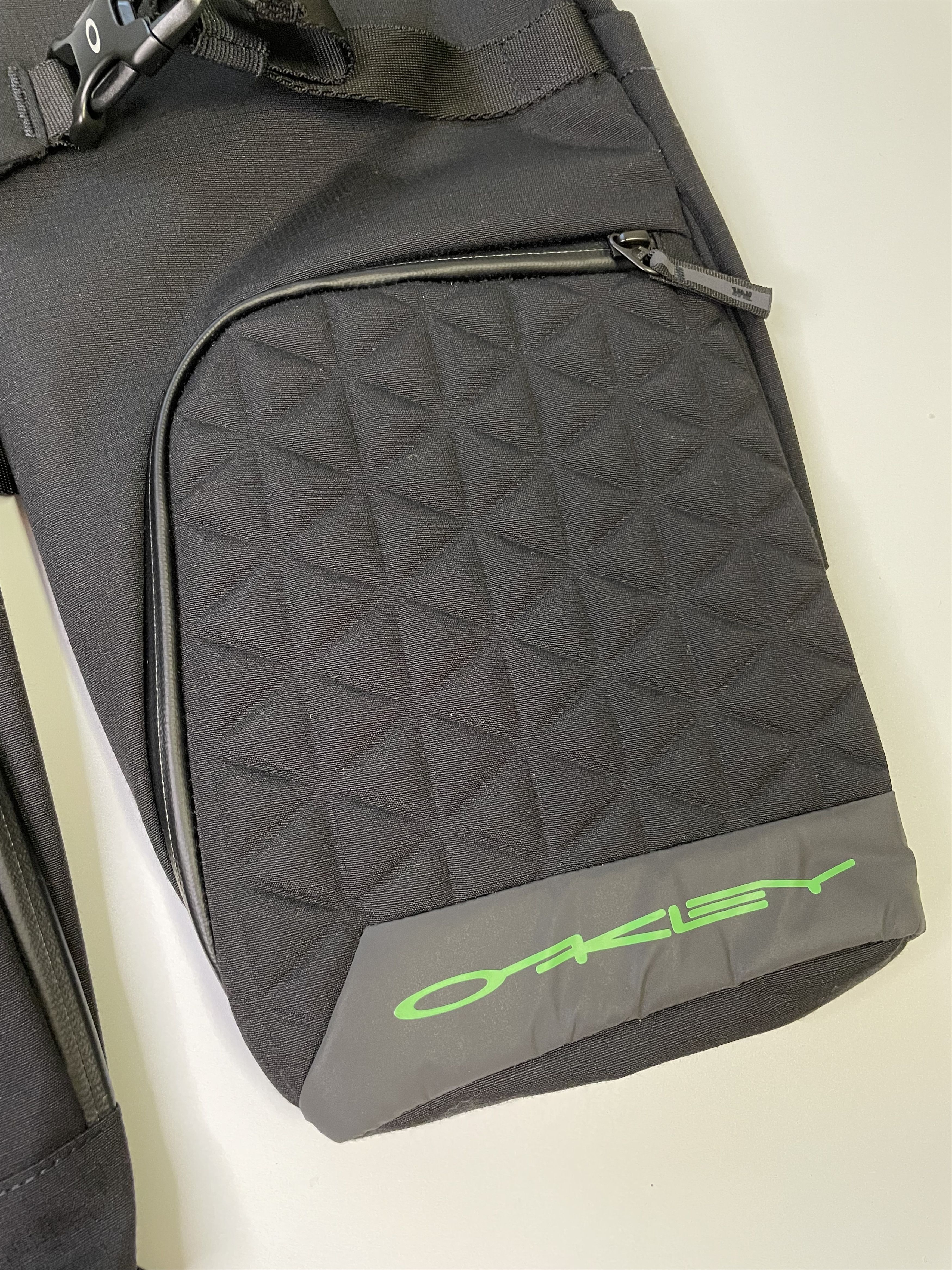 Oakley Oakley Body Bag Vest Bag (0463) Size US M / EU 48-50 / 2 - 11 Thumbnail