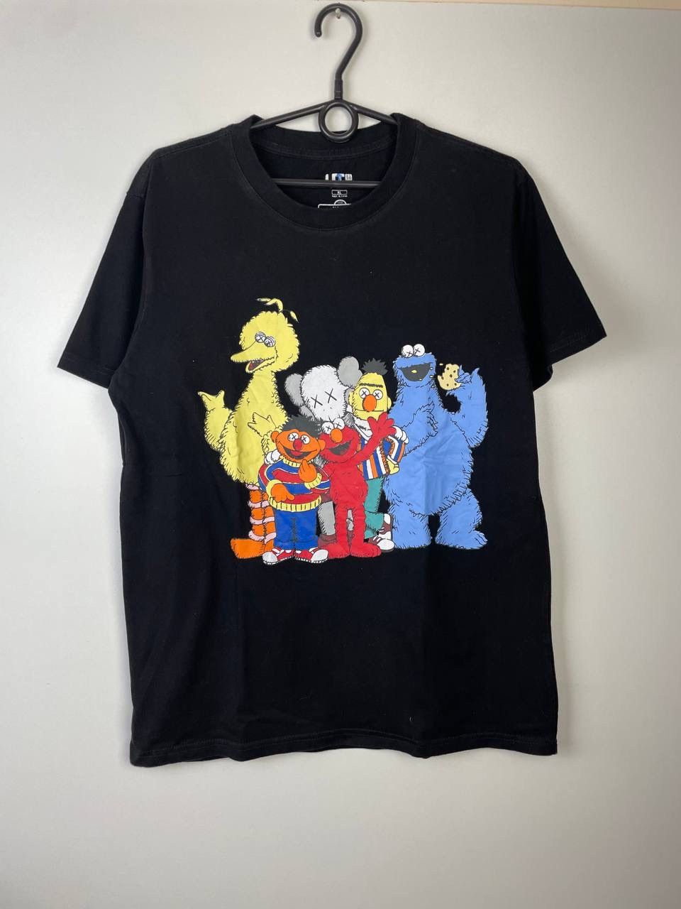 Kaws Kaws Uniqlo vintage t-shirt size Xl Size US XL / EU 56 / 4 - 1 Thumbnail