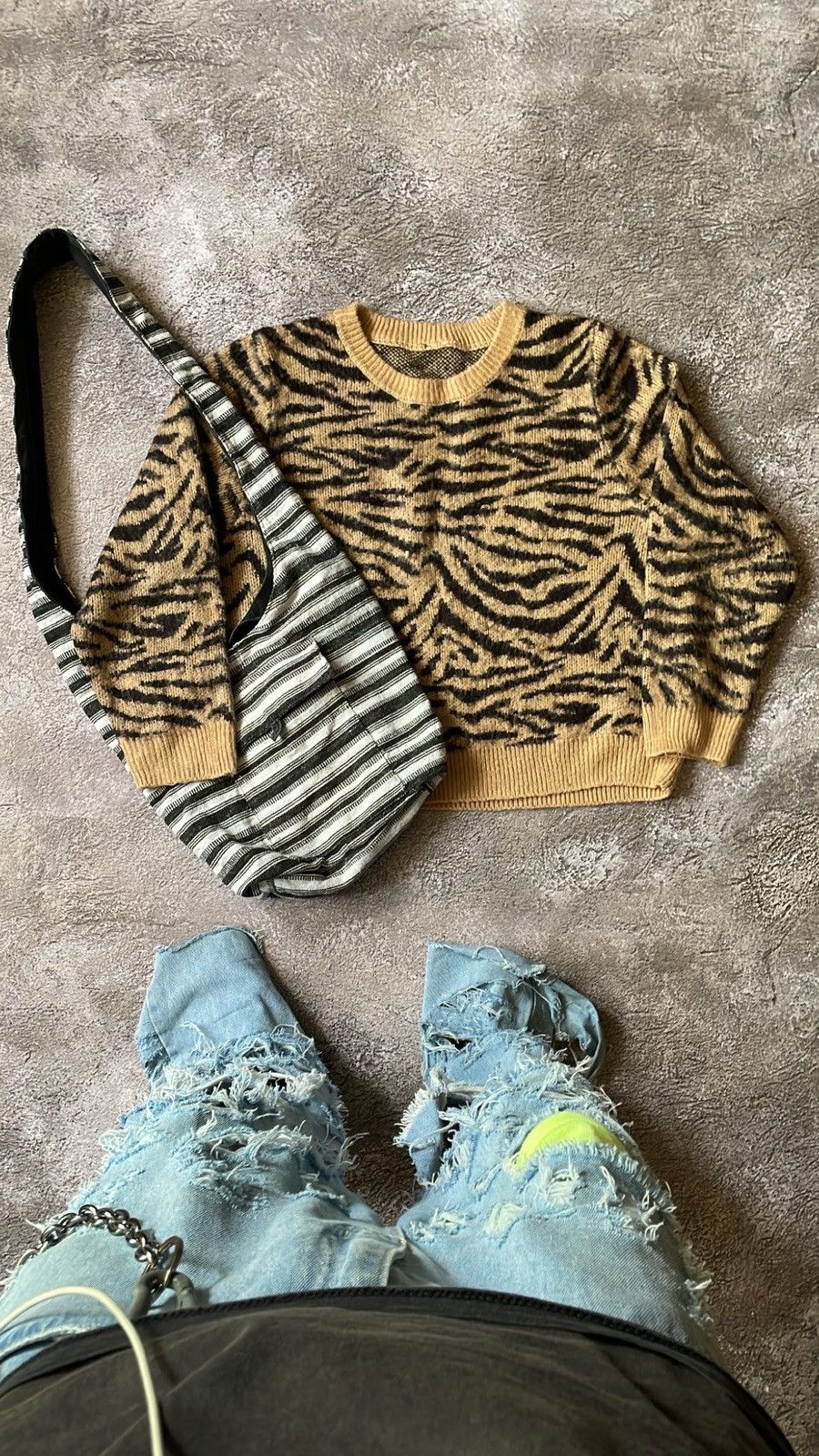 Vintage Vintage Y2K Japanese Zebra Stripe Knit Sweater Oversized OS Size ONE SIZE - 1 Thumbnail