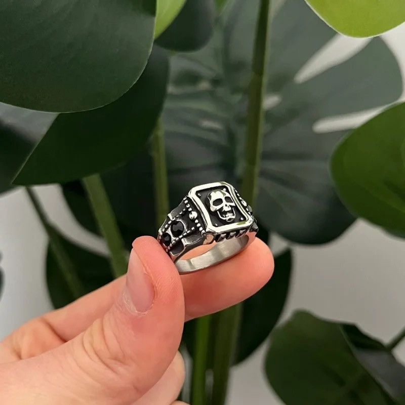 Jewelry Unique Black Stone Skull Rings Size ONE SIZE - 1 Thumbnail