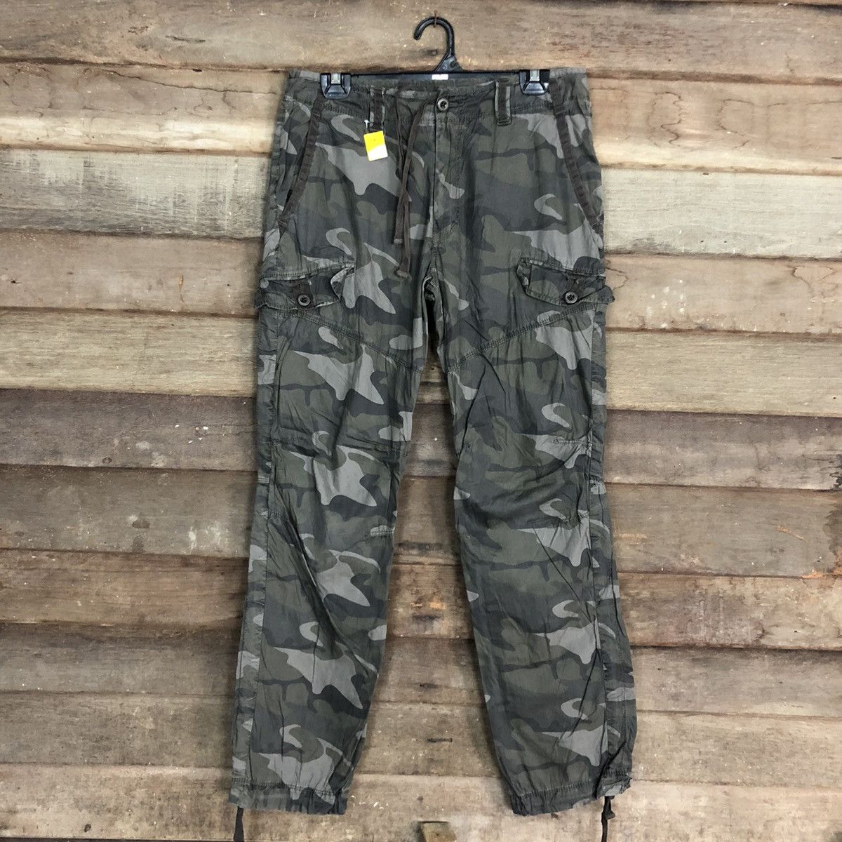 image of Uniqlo Green Camo Multipocket Tactical Cargo Pants 3878, Men's (Size 31)