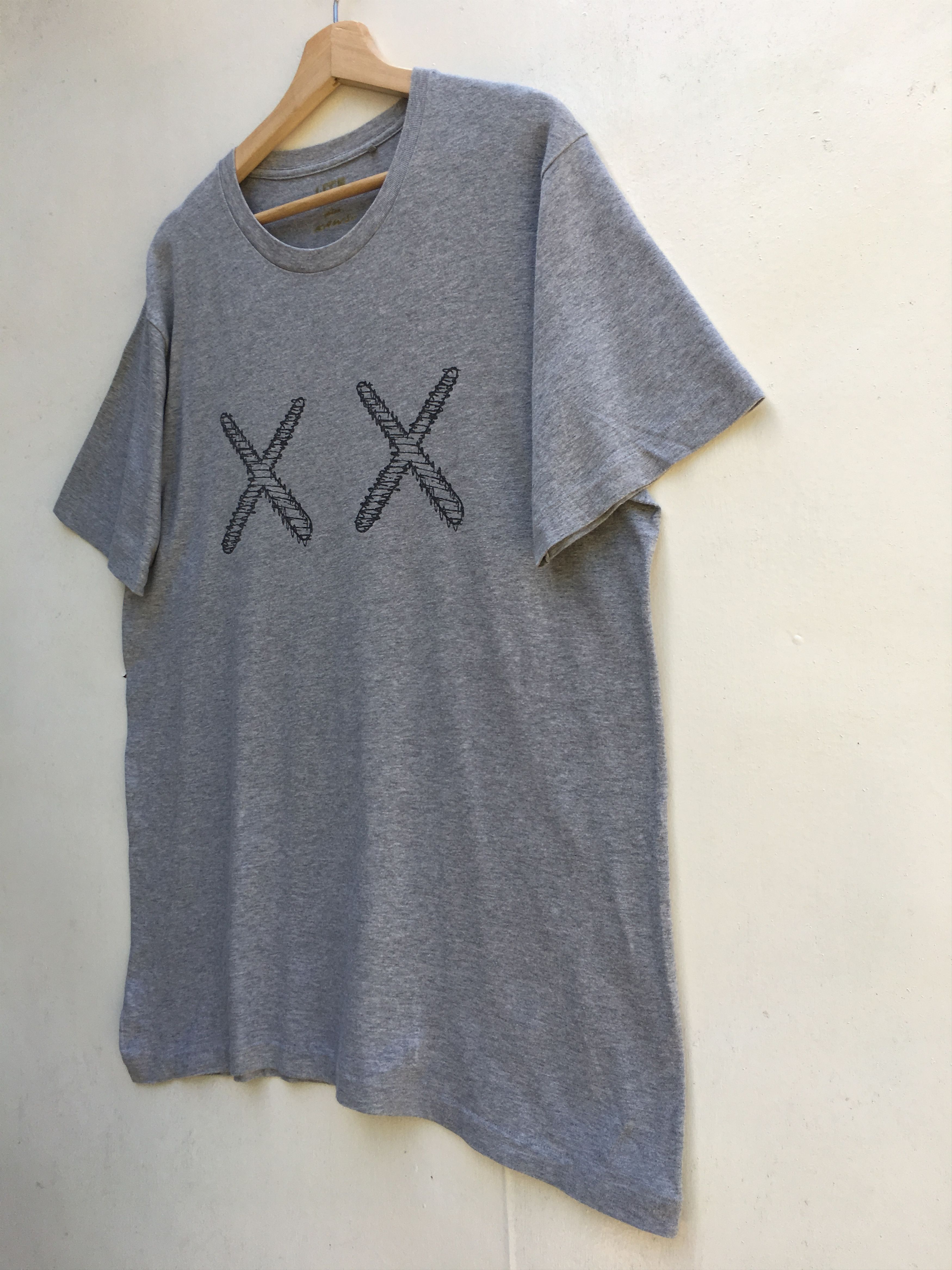 Kaws × Uniqlo Rare!! Uniqlo x Kaws x Sesame Street Tshirt Size US XL / EU 56 / 4 - 3 Thumbnail