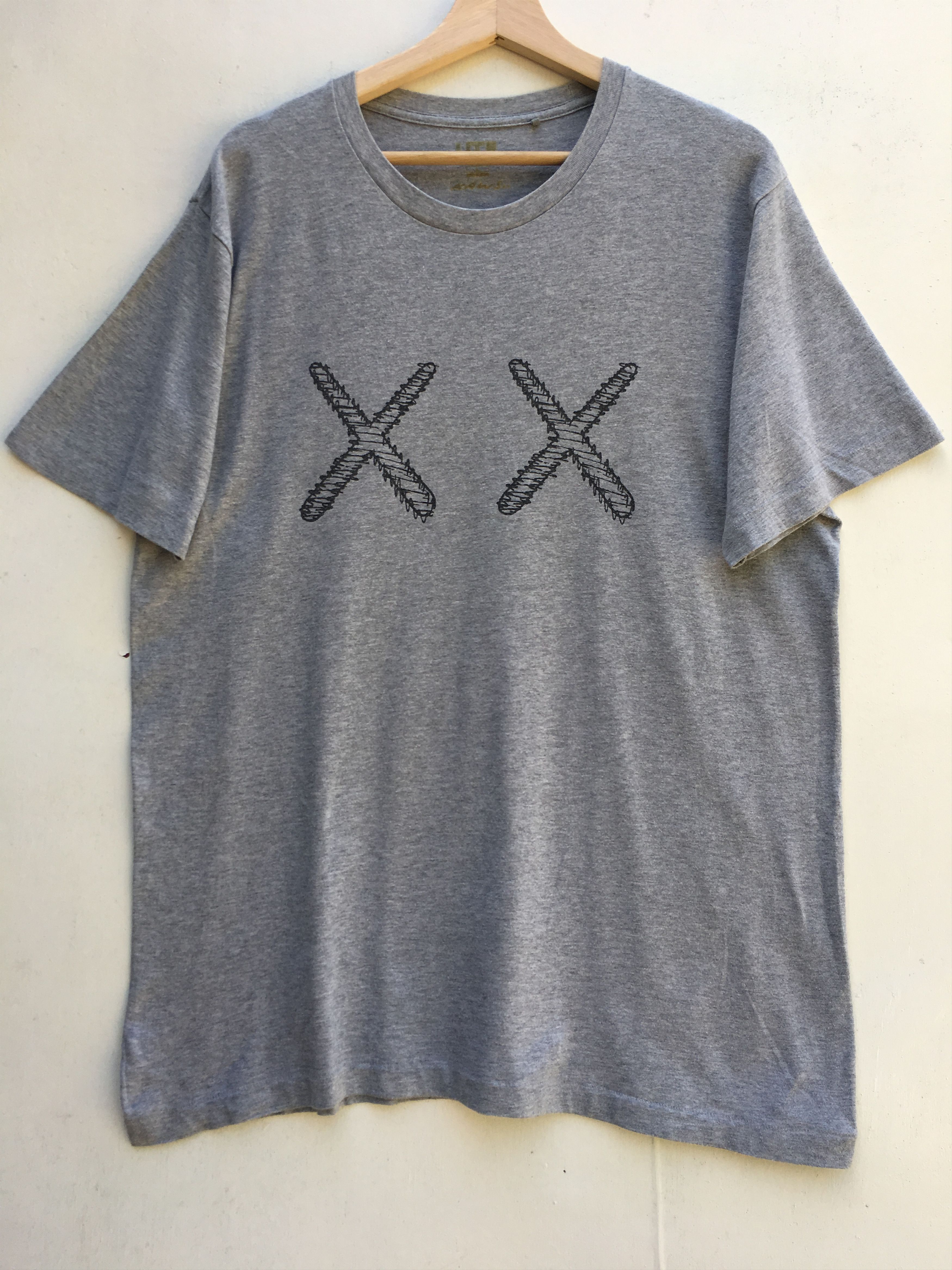 Kaws × Uniqlo Rare!! Uniqlo x Kaws x Sesame Street Tshirt Size US XL / EU 56 / 4 - 1 Thumbnail