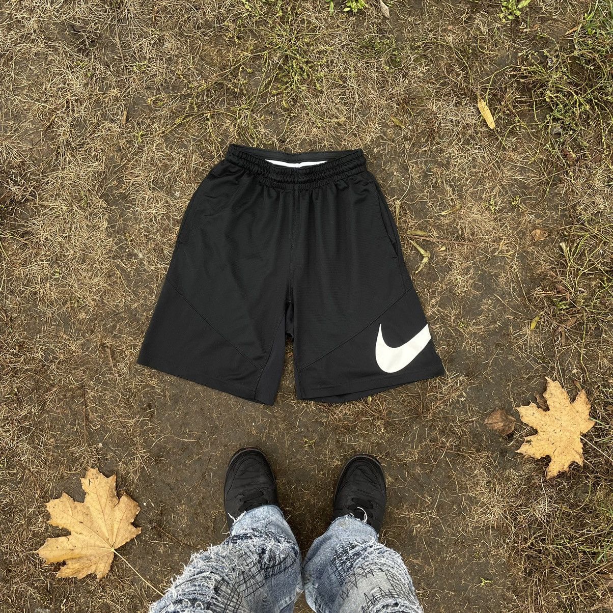 Vintage Vintage Nike Swoosh Shorts Y2K Streetwear Skate Black 31 Size US 31 - 1 Thumbnail