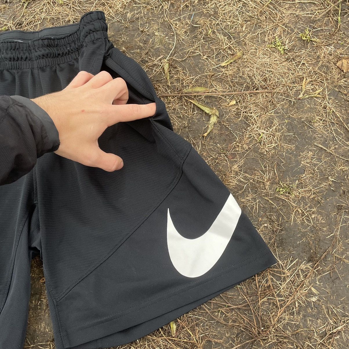 Vintage Vintage Nike Swoosh Shorts Y2K Streetwear Skate Black 31 Size US 31 - 4 Thumbnail