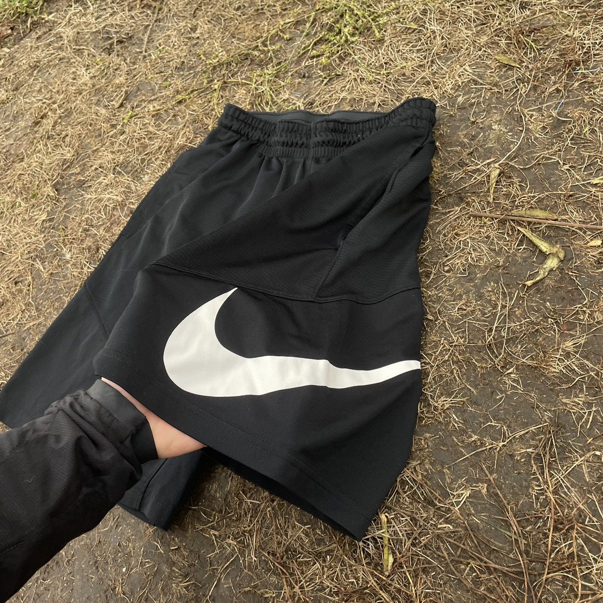 Vintage Vintage Nike Swoosh Shorts Y2K Streetwear Skate Black 31 Size US 31 - 5 Thumbnail