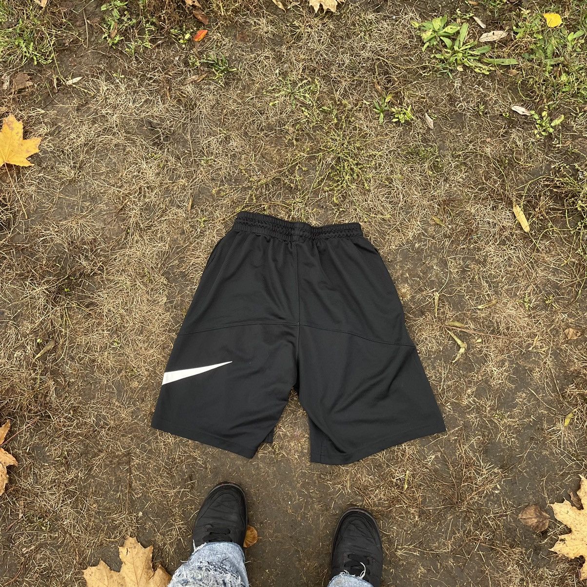 Vintage Vintage Nike Swoosh Shorts Y2K Streetwear Skate Black 31 Size US 31 - 7 Thumbnail