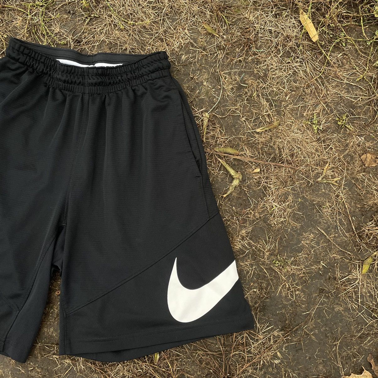 Vintage Vintage Nike Swoosh Shorts Y2K Streetwear Skate Black 31 Size US 31 - 3 Thumbnail