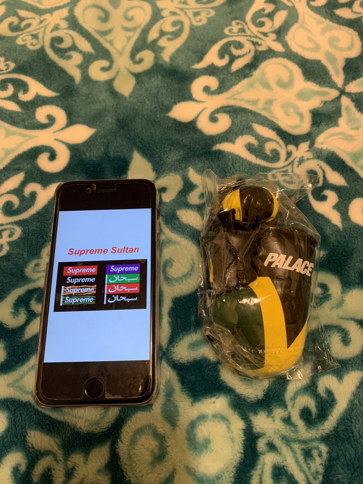 Palace FREE SHIPPING Palace Mini Boxing Gloves Jamaica 🇯🇲 Size ONE SIZE - 2 Thumbnail