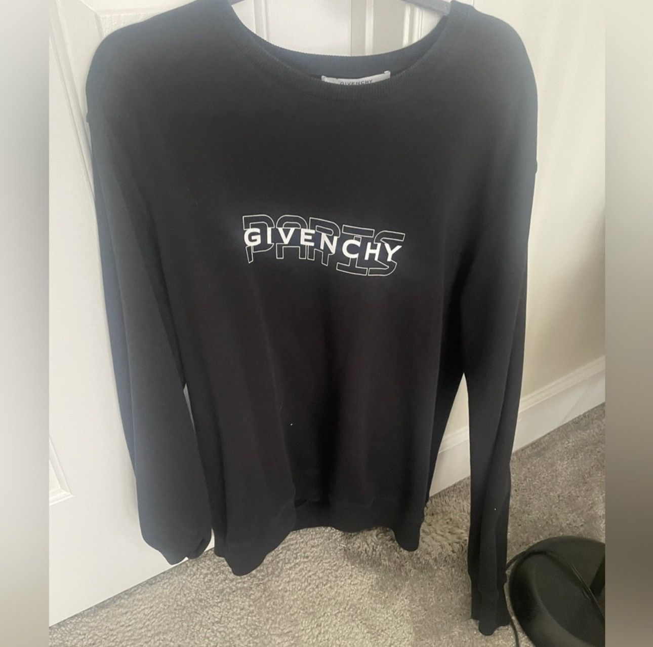 GIVENCHY PARIS LOGO CREW SWEAT IN BLACK