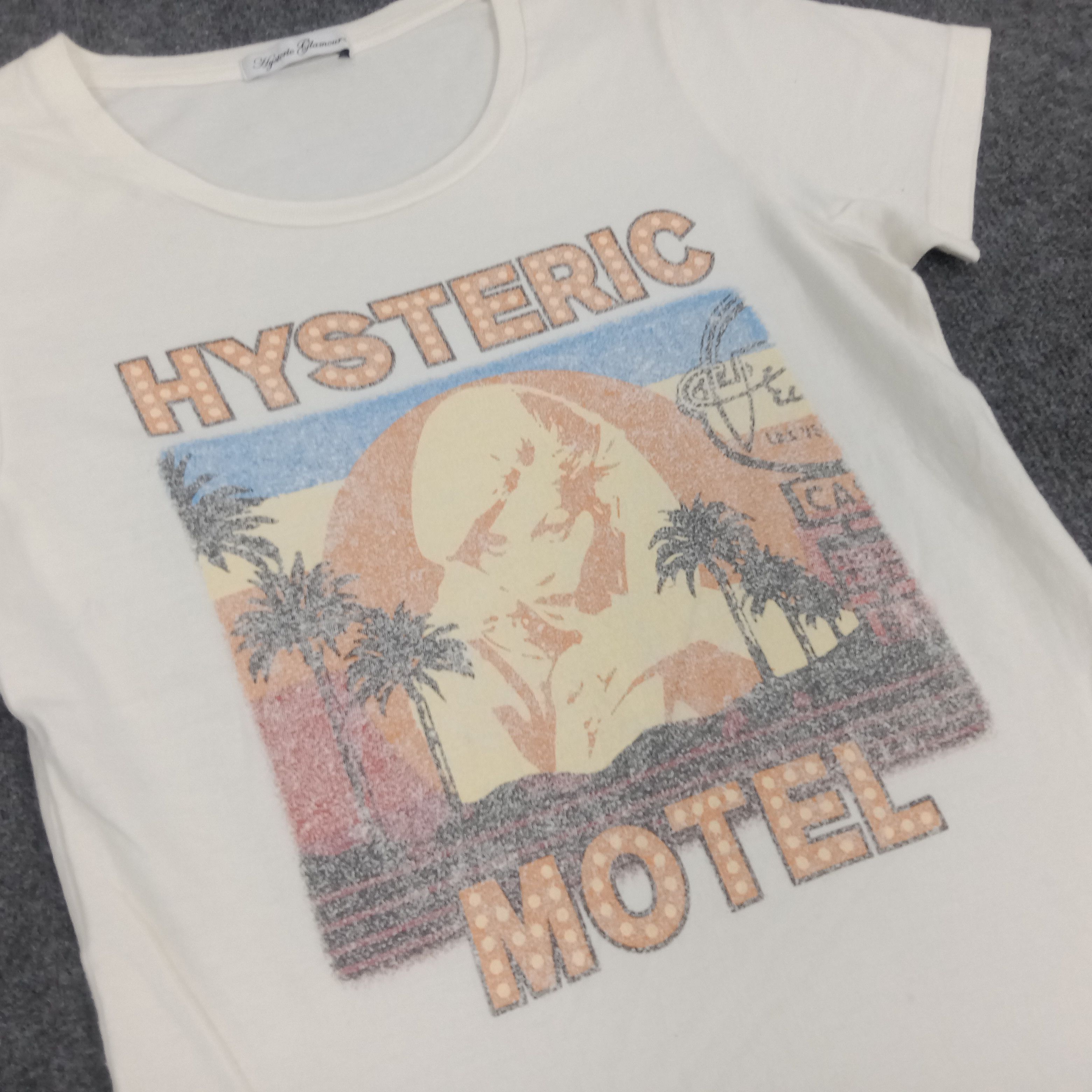 Hysteric Glamour × Japanese Brand × Vintage Hysteric Motel Japanese Brand Graphic Tshirt Size XS / US 0-2 / IT 36-38 - 2 Thumbnail