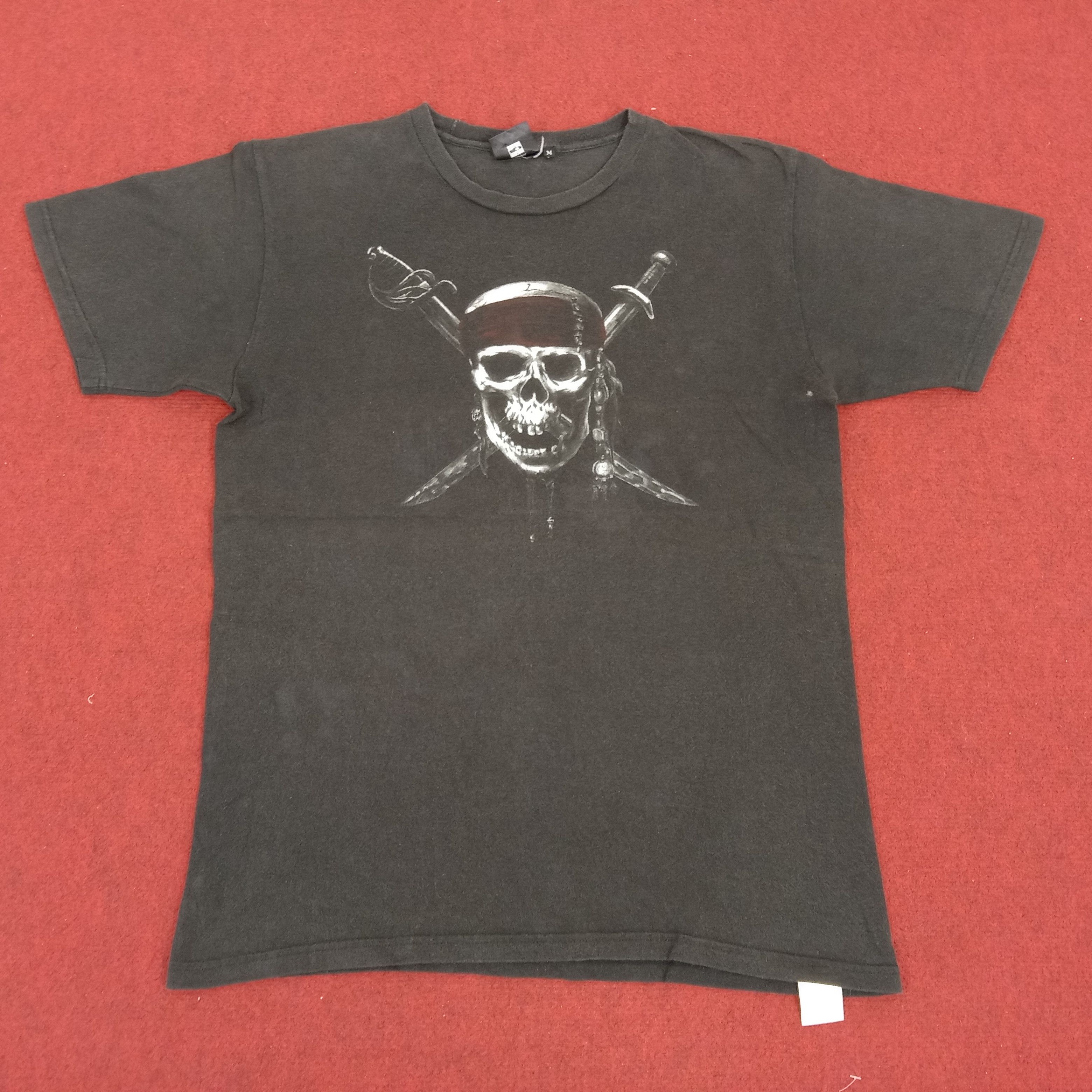 Disney Pirates Of The Caribbean Movie Skulls Bones Design Tshirt Size US M / EU 48-50 / 2 - 1 Thumbnail
