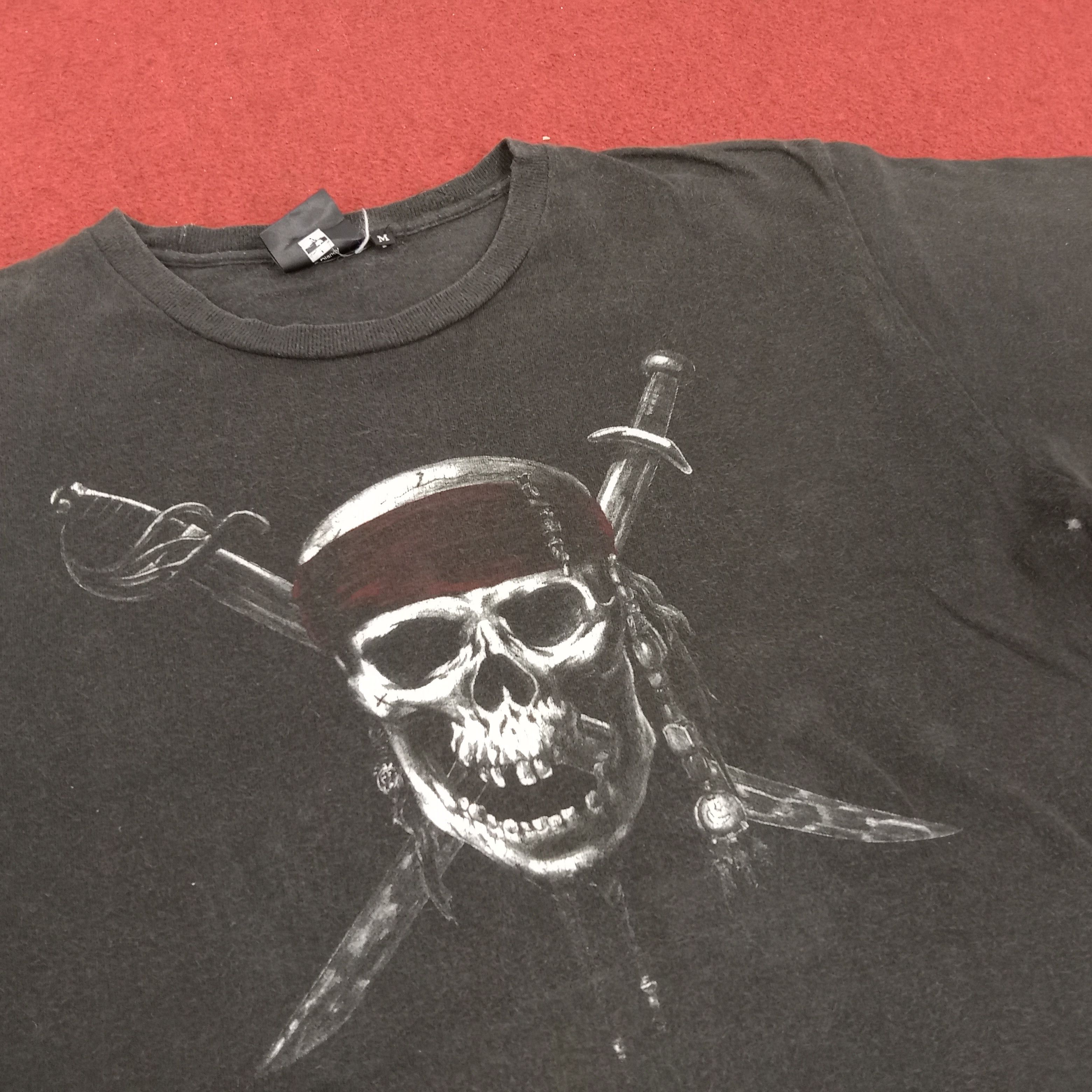 Disney Pirates Of The Caribbean Movie Skulls Bones Design Tshirt Size US M / EU 48-50 / 2 - 2 Thumbnail