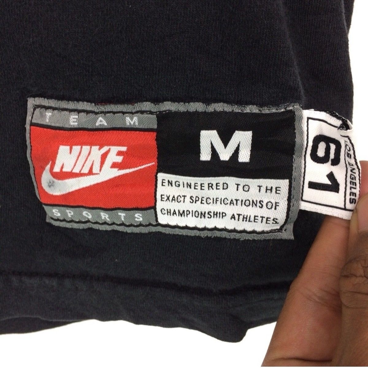 NBA × Nike × Vintage Vintage Nike Centre Logo Basketball Lakers 61 Tshirt Size US M / EU 48-50 / 2 - 3 Thumbnail
