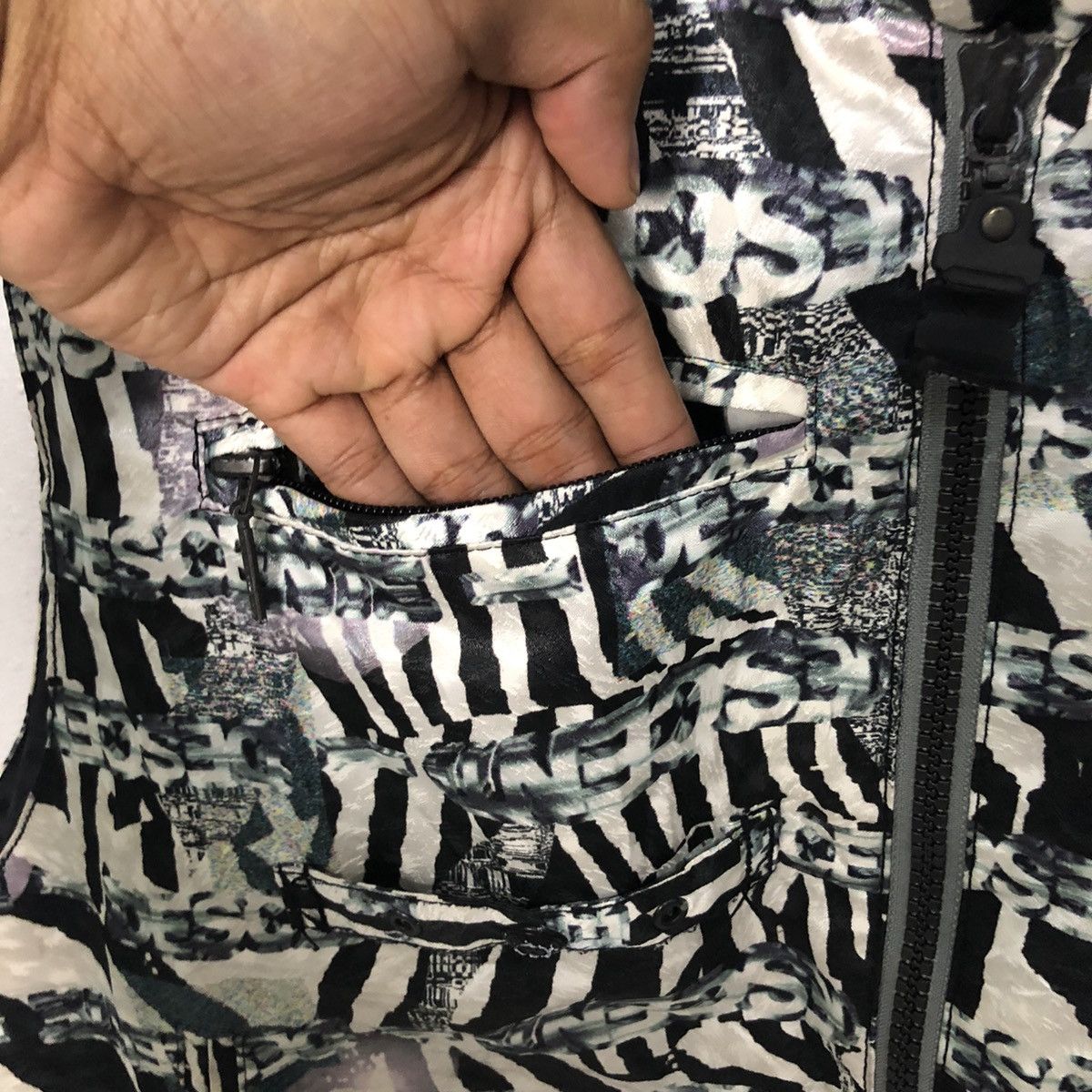 Descente Vintage Descente Zipper Ups Fullprint Vest Size US L / EU 52-54 / 3 - 6 Thumbnail