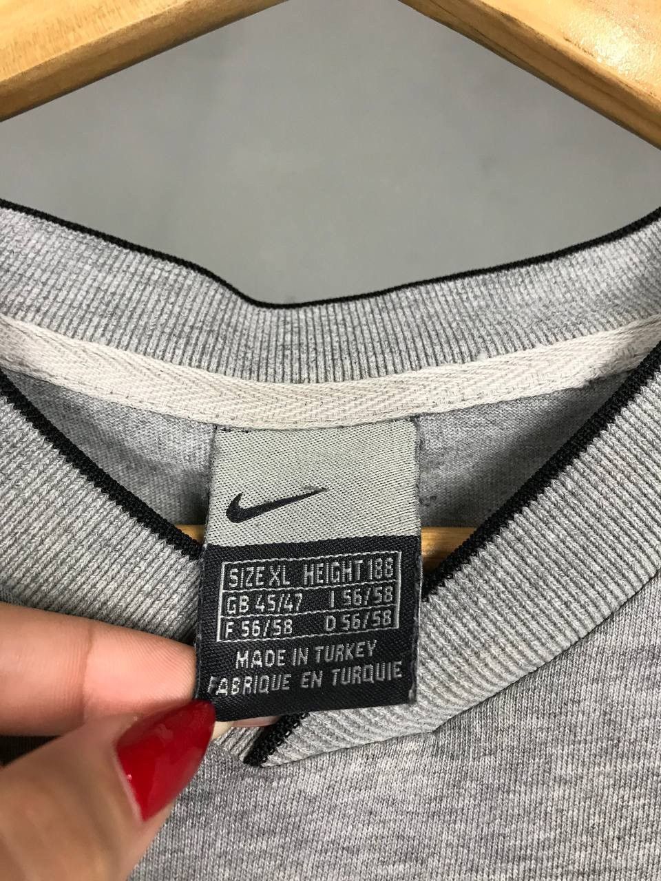 Vintage Nike swoosh streetwear vintage center logo tee Size US XL / EU 56 / 4 - 4 Thumbnail