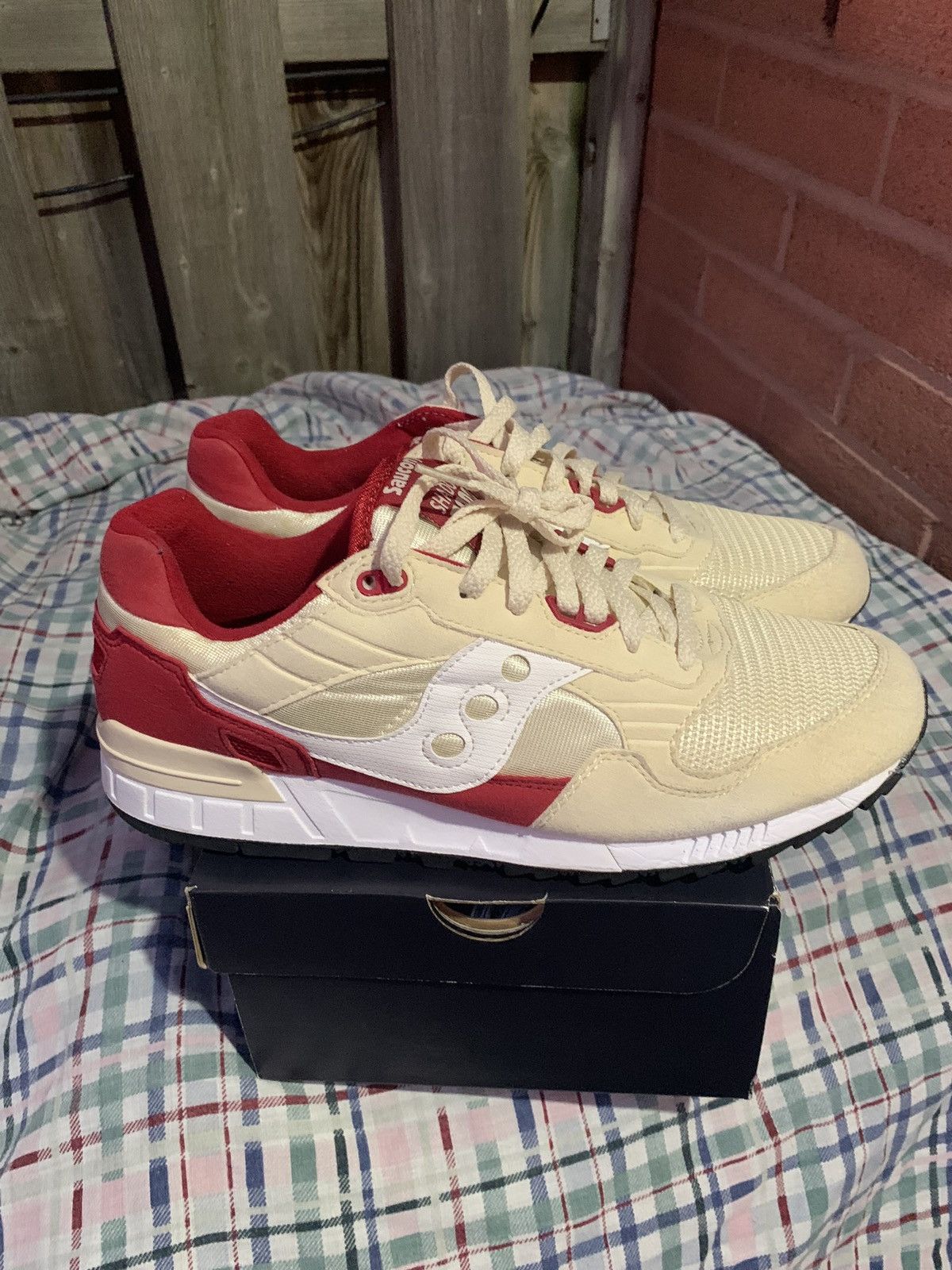 Pre-owned Saucony Shadow 5000 Cream/red Shoes In Cream Red
