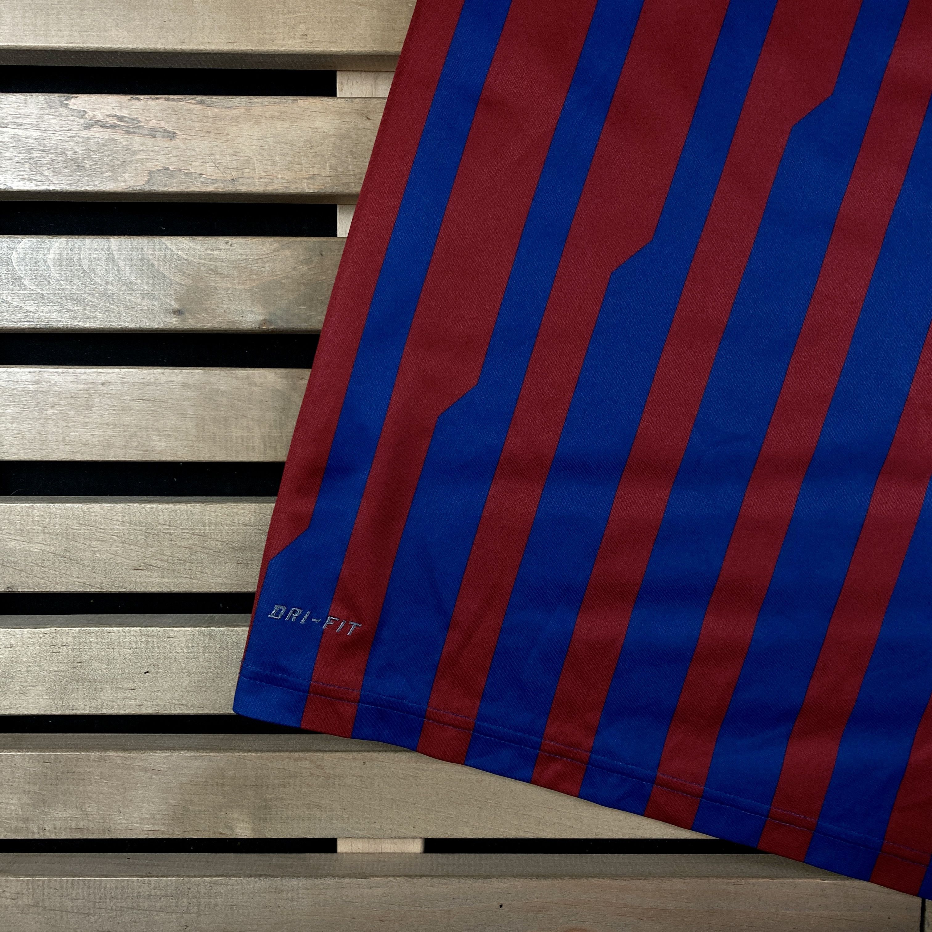 Vintage Football Shirt Jersey F.C. Barcelona Neymar #11 Size M Nike Size US M / EU 48-50 / 2 - 3 Thumbnail