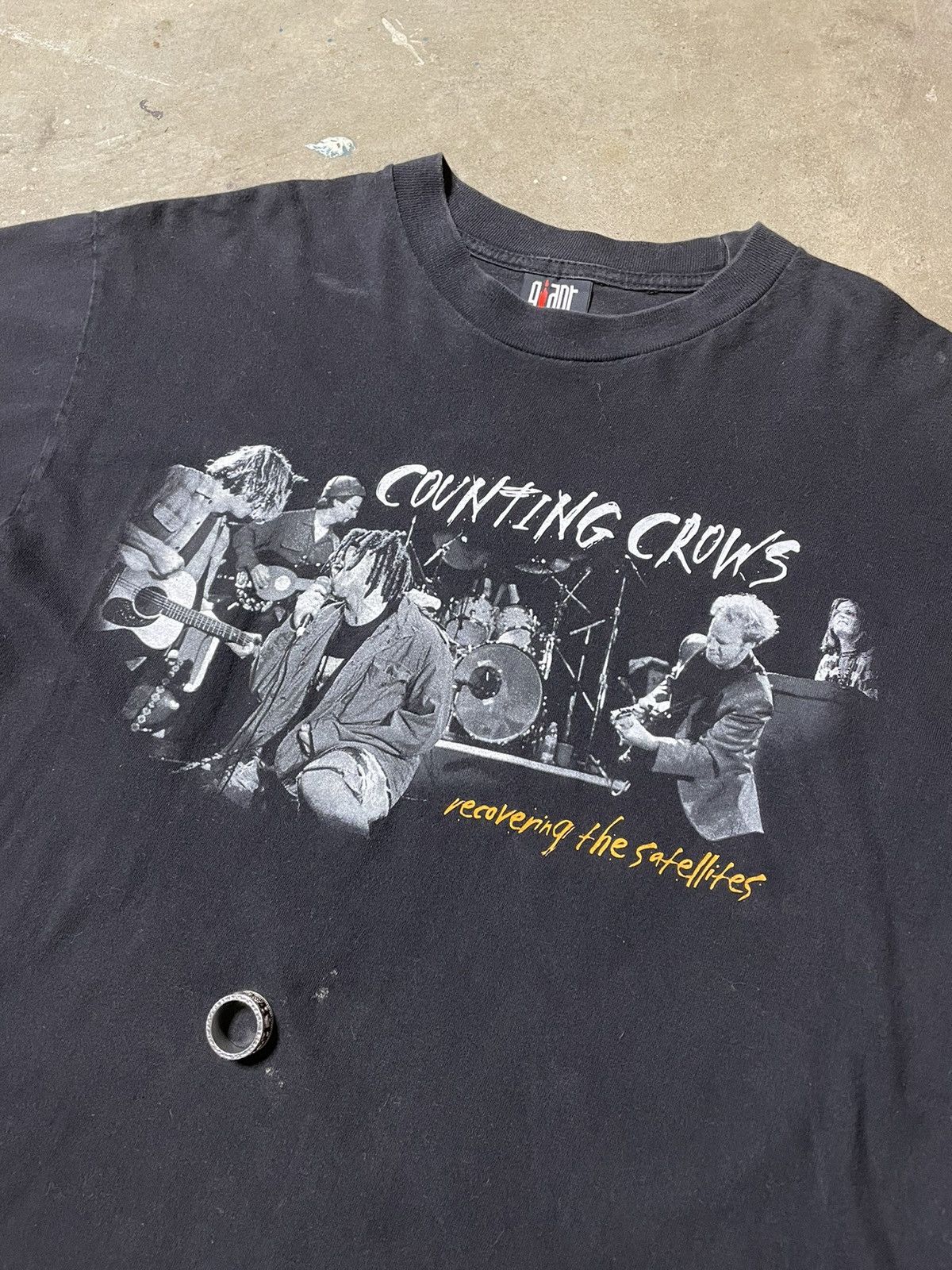 Band Tees Vintage 1997 Counting Crows ‘Recovering the Satellites’ Tee Size US L / EU 52-54 / 3 - 3 Thumbnail