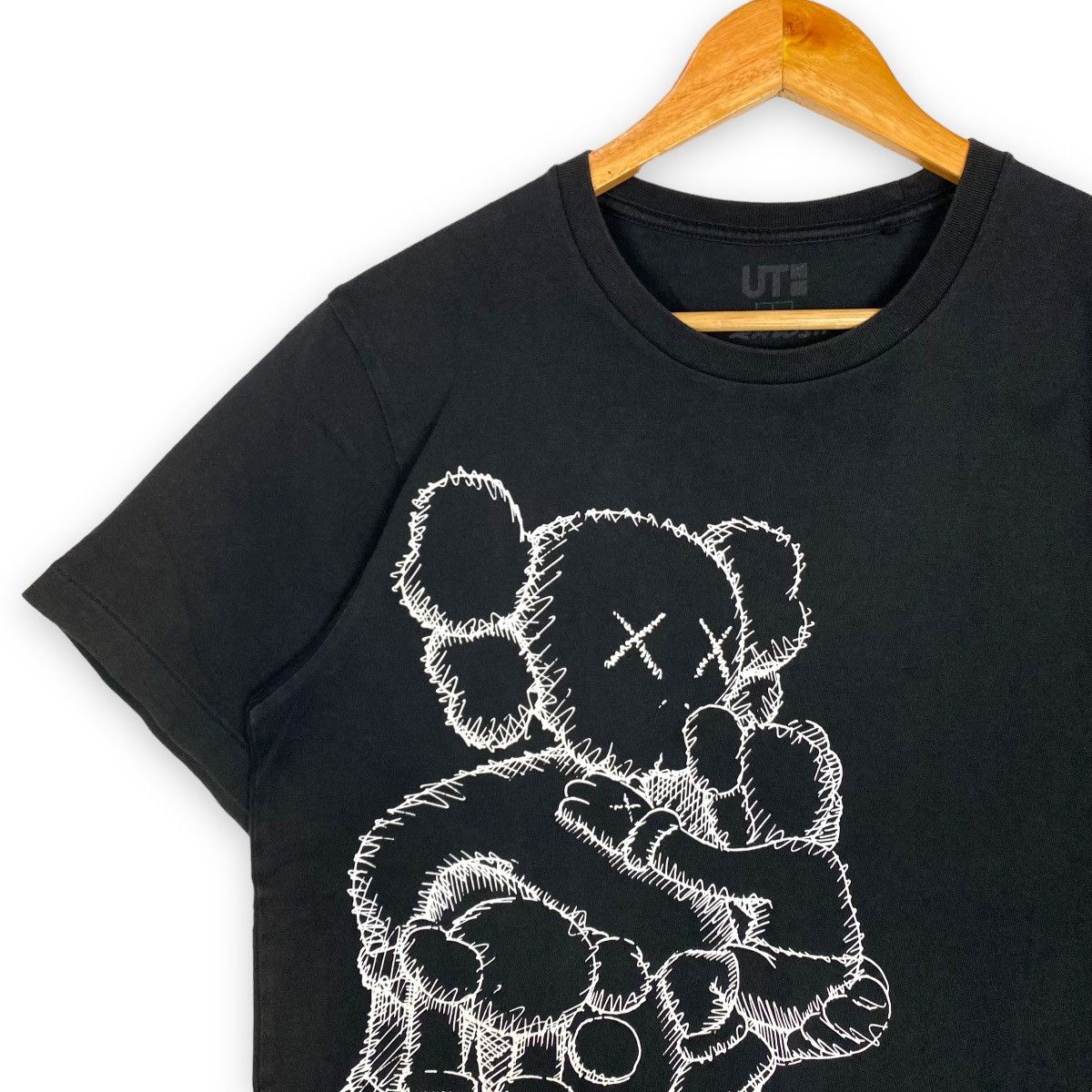 Japanese Brand × Kaws × Uniqlo KAWS UNIQLO BIG PRINTED T SHIRT Size US L / EU 52-54 / 3 - 3 Thumbnail