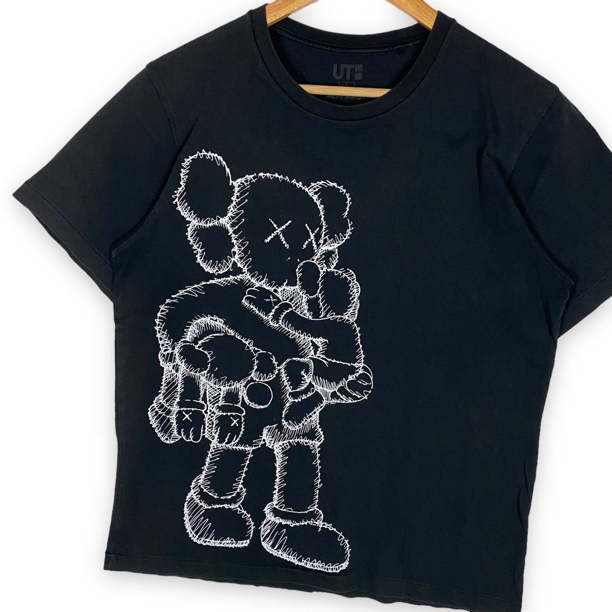 Japanese Brand × Kaws × Uniqlo KAWS UNIQLO BIG PRINTED T SHIRT Size US L / EU 52-54 / 3 - 2 Thumbnail