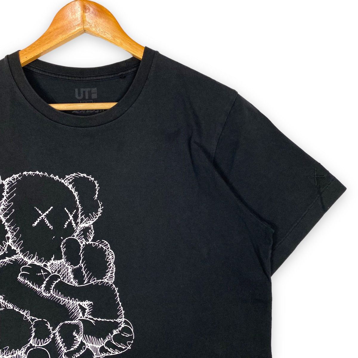 Japanese Brand × Kaws × Uniqlo KAWS UNIQLO BIG PRINTED T SHIRT Size US L / EU 52-54 / 3 - 4 Thumbnail