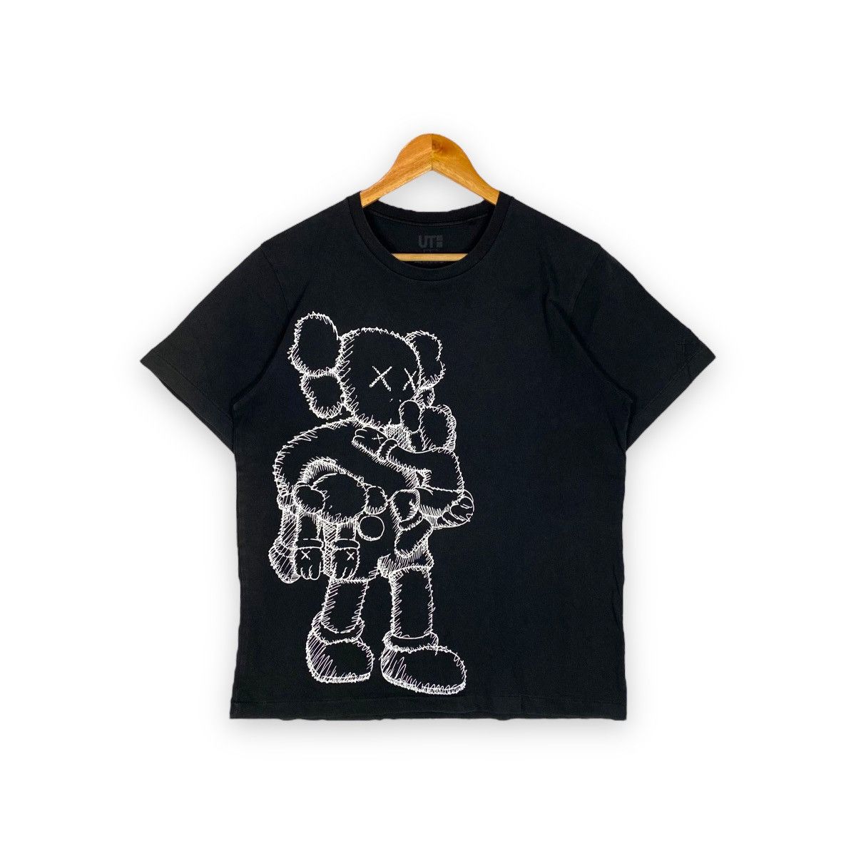 Japanese Brand × Kaws × Uniqlo KAWS UNIQLO BIG PRINTED T SHIRT Size US L / EU 52-54 / 3 - 1 Thumbnail