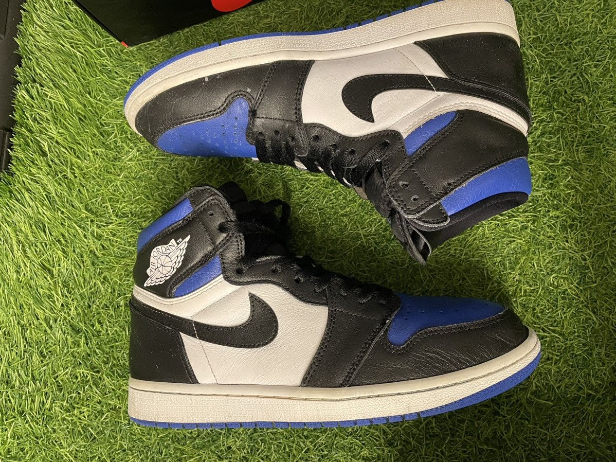 Nike AIR JORDAN 1 Retro High Og 'Royal Toe' Sneakers Size US 9 / EU 42 - 4 Thumbnail
