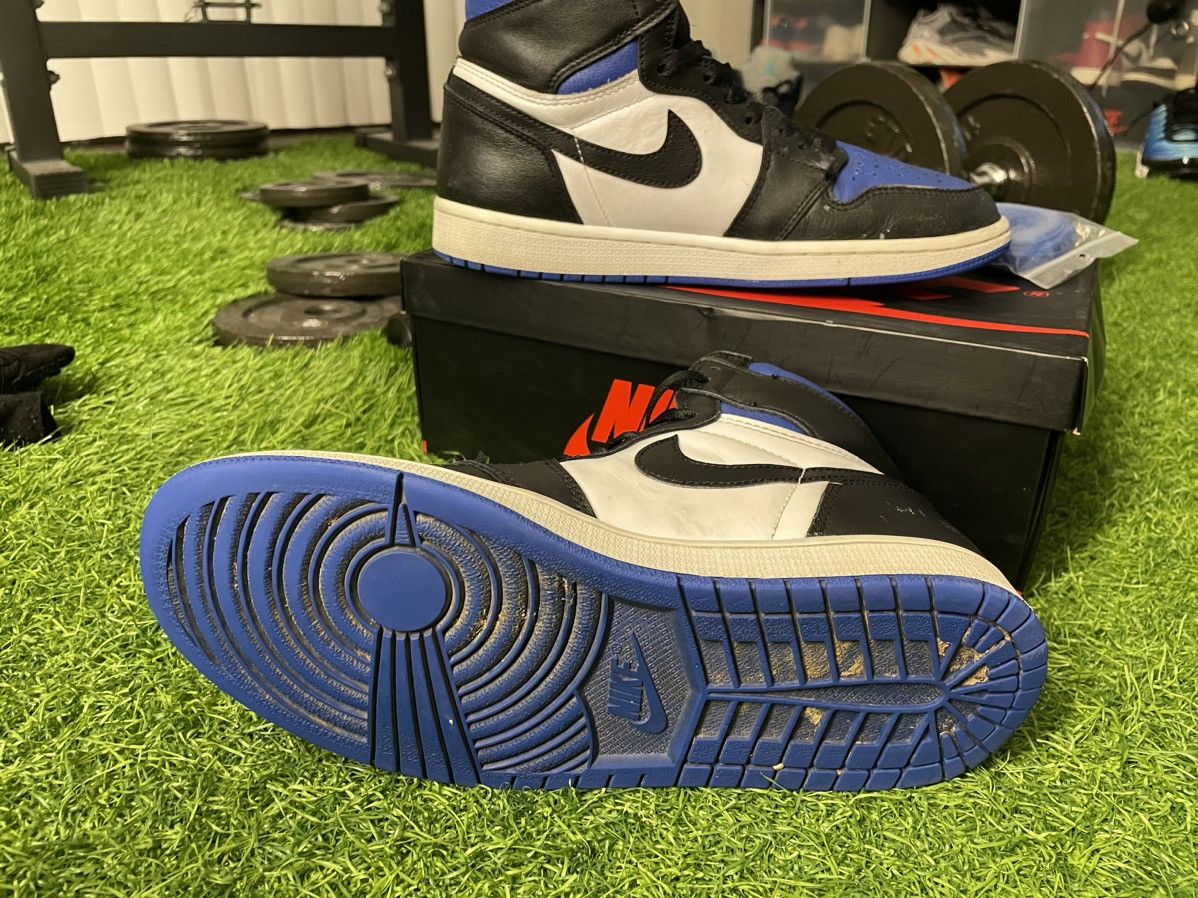 Nike AIR JORDAN 1 Retro High Og 'Royal Toe' Sneakers Size US 9 / EU 42 - 2 Thumbnail