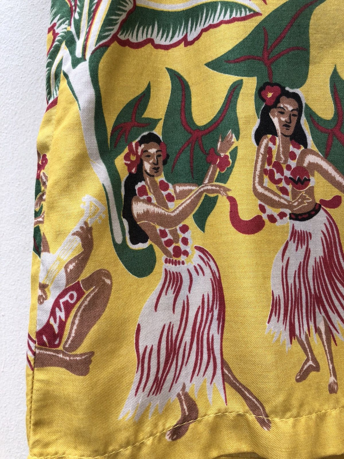 Diamond Head 80s Diamond Head Banana Leaves Hula Girl Rayon Hawaiian Size US M / EU 48-50 / 2 - 13 Thumbnail