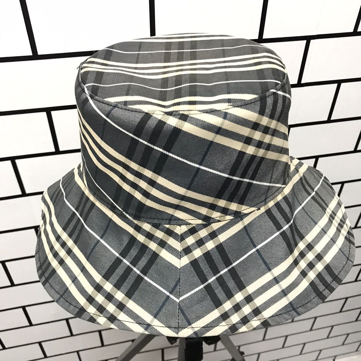 Burberry × Vintage Reversible Burberry Nova Check Embroidery Bucket Hat Size ONE SIZE - 7 Thumbnail