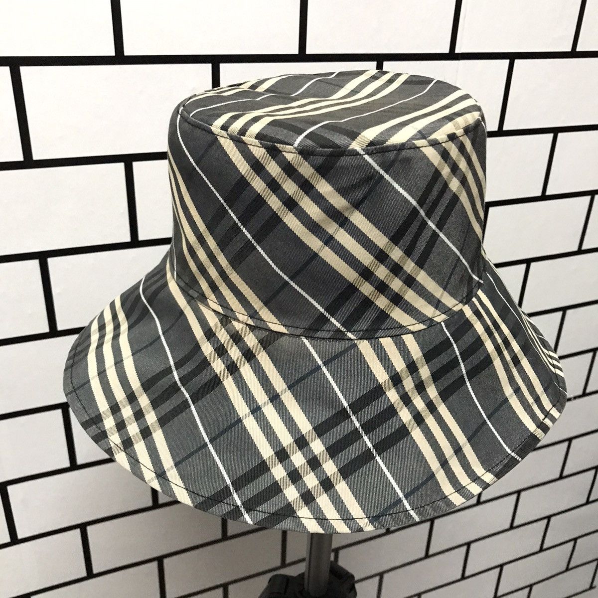 Burberry × Vintage Reversible Burberry Nova Check Embroidery Bucket Hat Size ONE SIZE - 4 Thumbnail